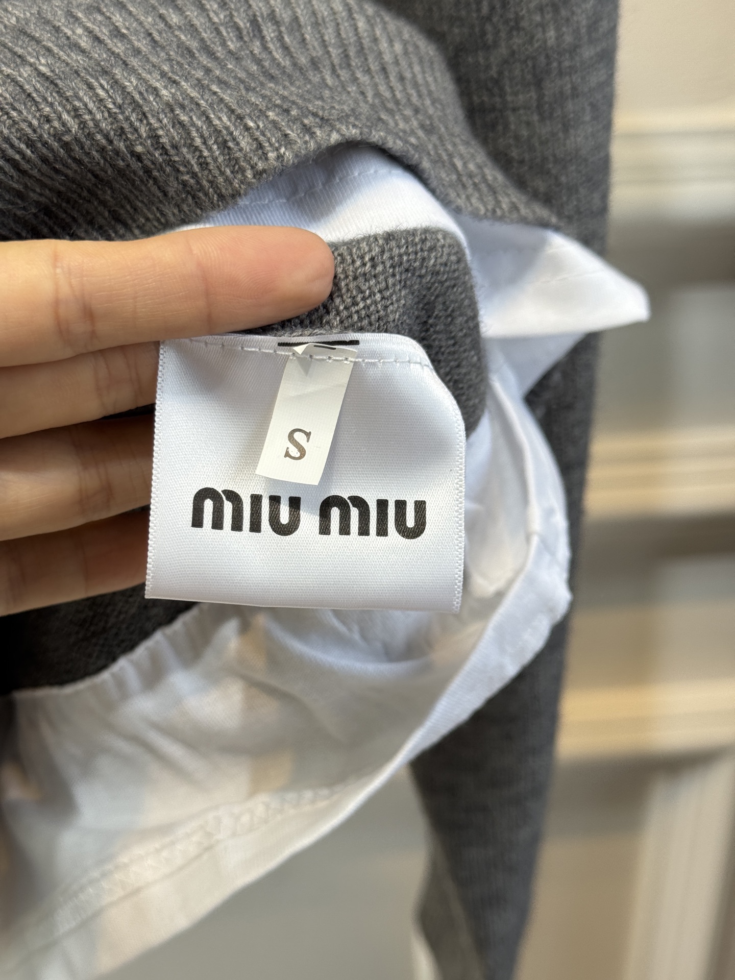 Miu 女士撞色V领针织毛衣。软糯的棉质质感征服啦贴身穿完全不会扎皮肤，舒服到不想脱下来～
撞色设计太绝