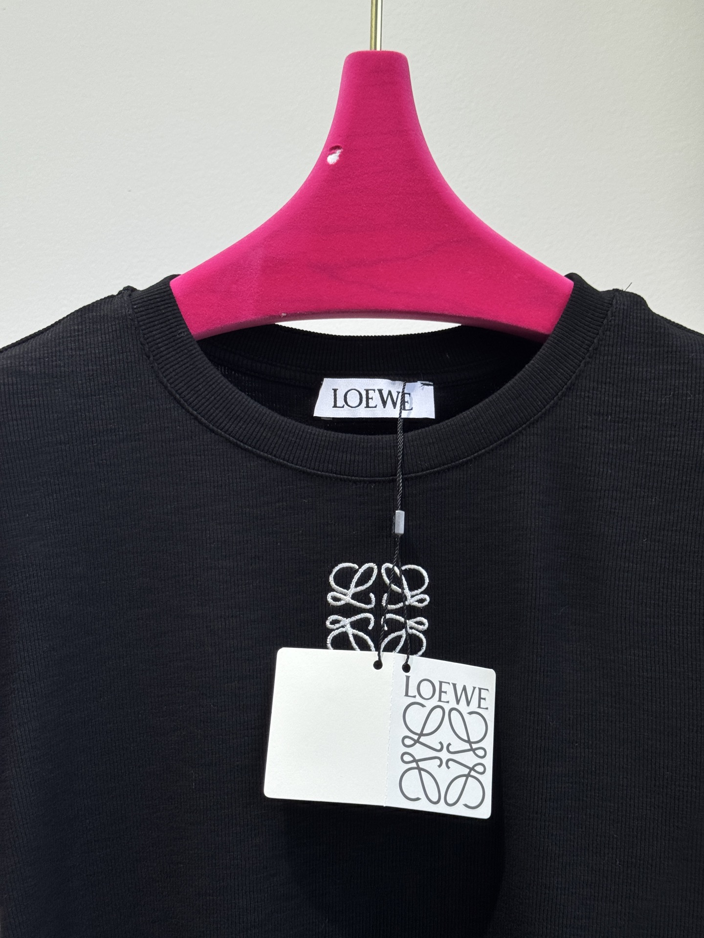 Loe早秋最新款经典圆领基础款打底衫 🤎🖤🤍
高弹高织高密 质感细腻软糯 经典减龄单品 时髦又帅气 版型