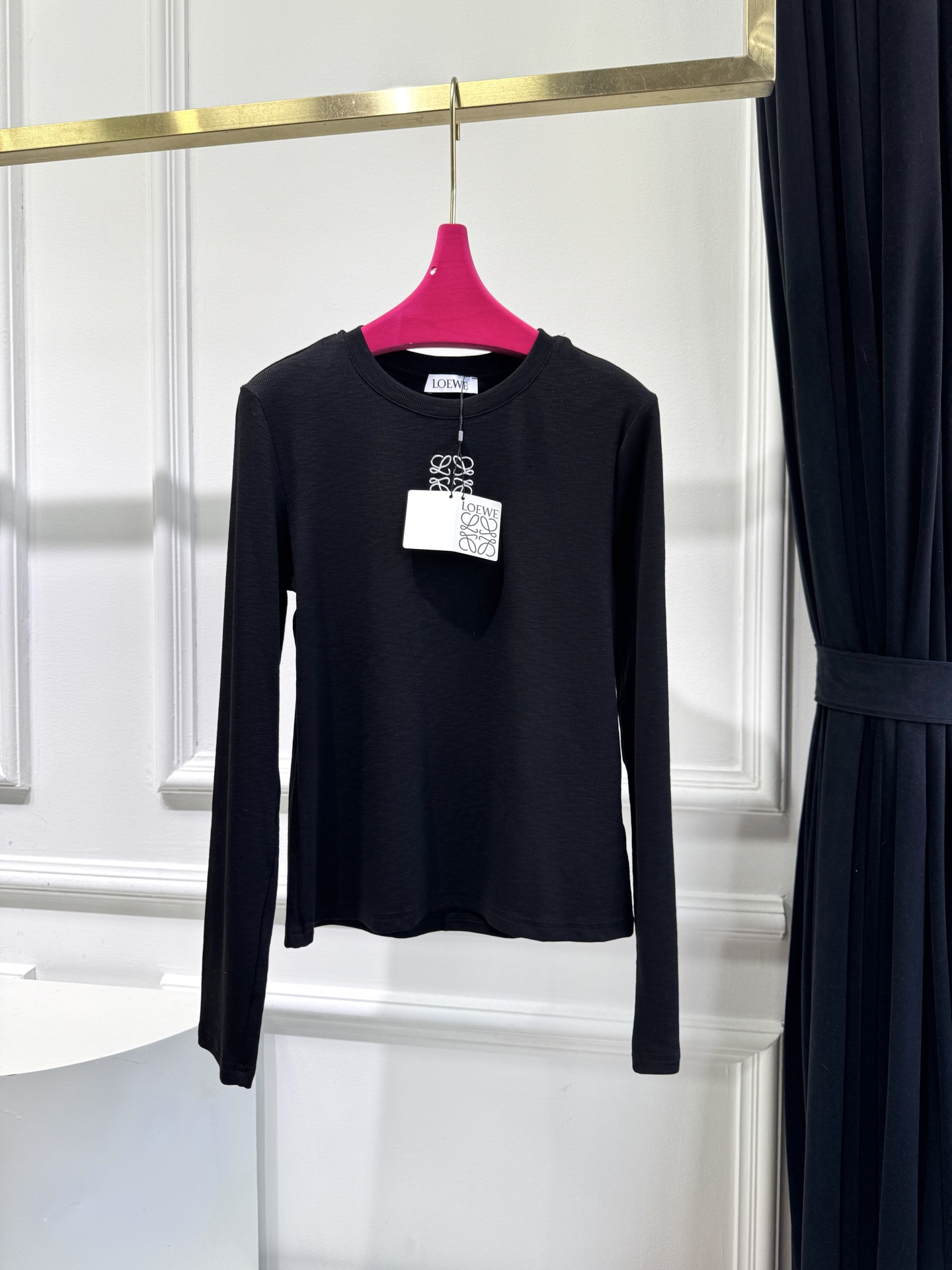 Loe早秋最新款经典圆领基础款打底衫 🤎🖤🤍
高弹高织高密 质感细腻软糯 经典减龄单品 时髦又帅气 版型