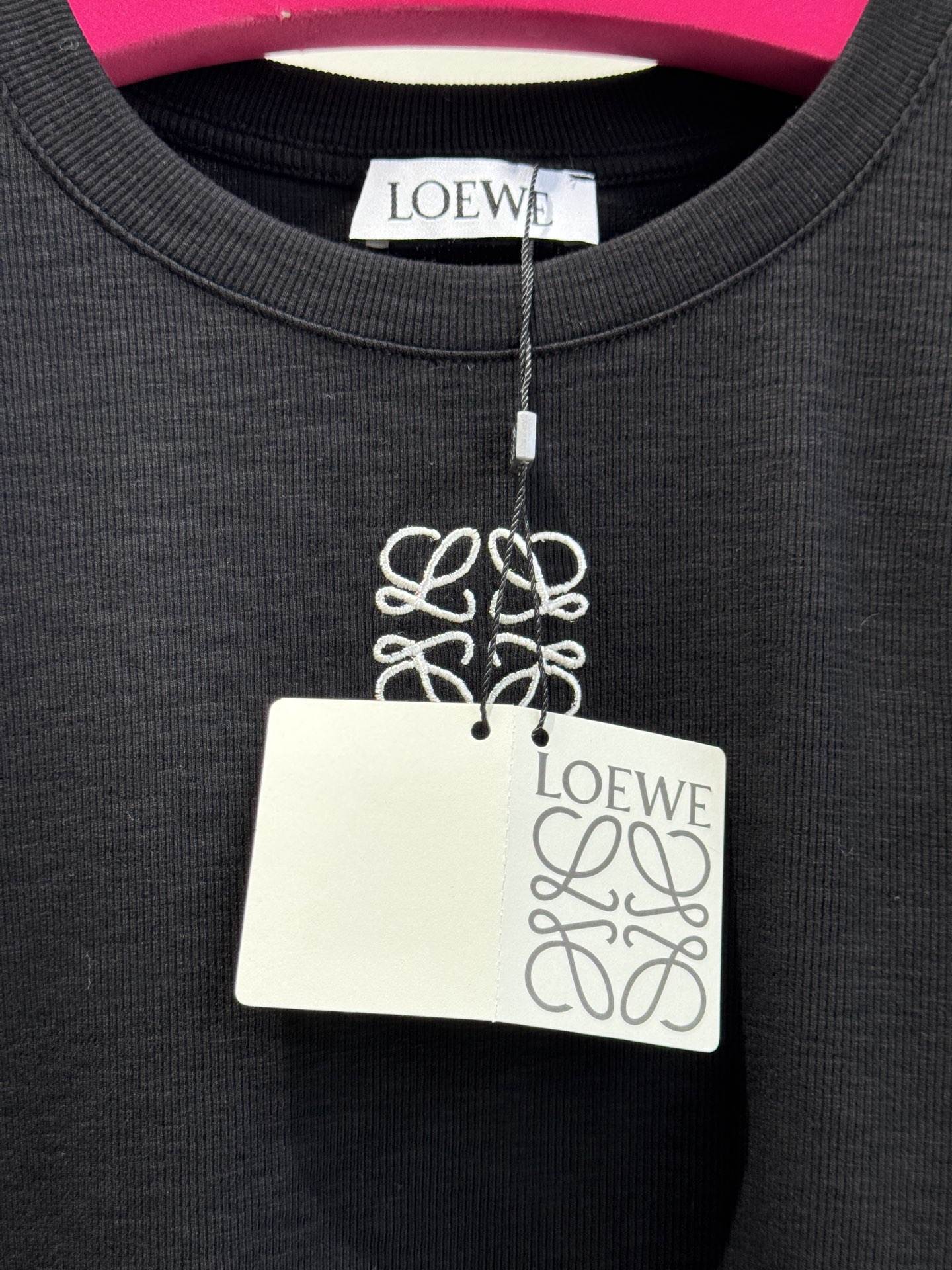 Loe早秋最新款经典圆领基础款打底衫 🤎🖤🤍
高弹高织高密 质感细腻软糯 经典减龄单品 时髦又帅气 版型