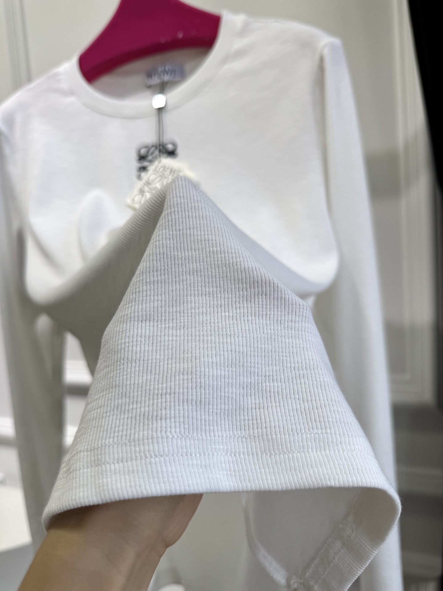 Loe早秋最新款经典圆领基础款打底衫 🤎🖤🤍
高弹高织高密 质感细腻软糯 经典减龄单品 时髦又帅气 版型