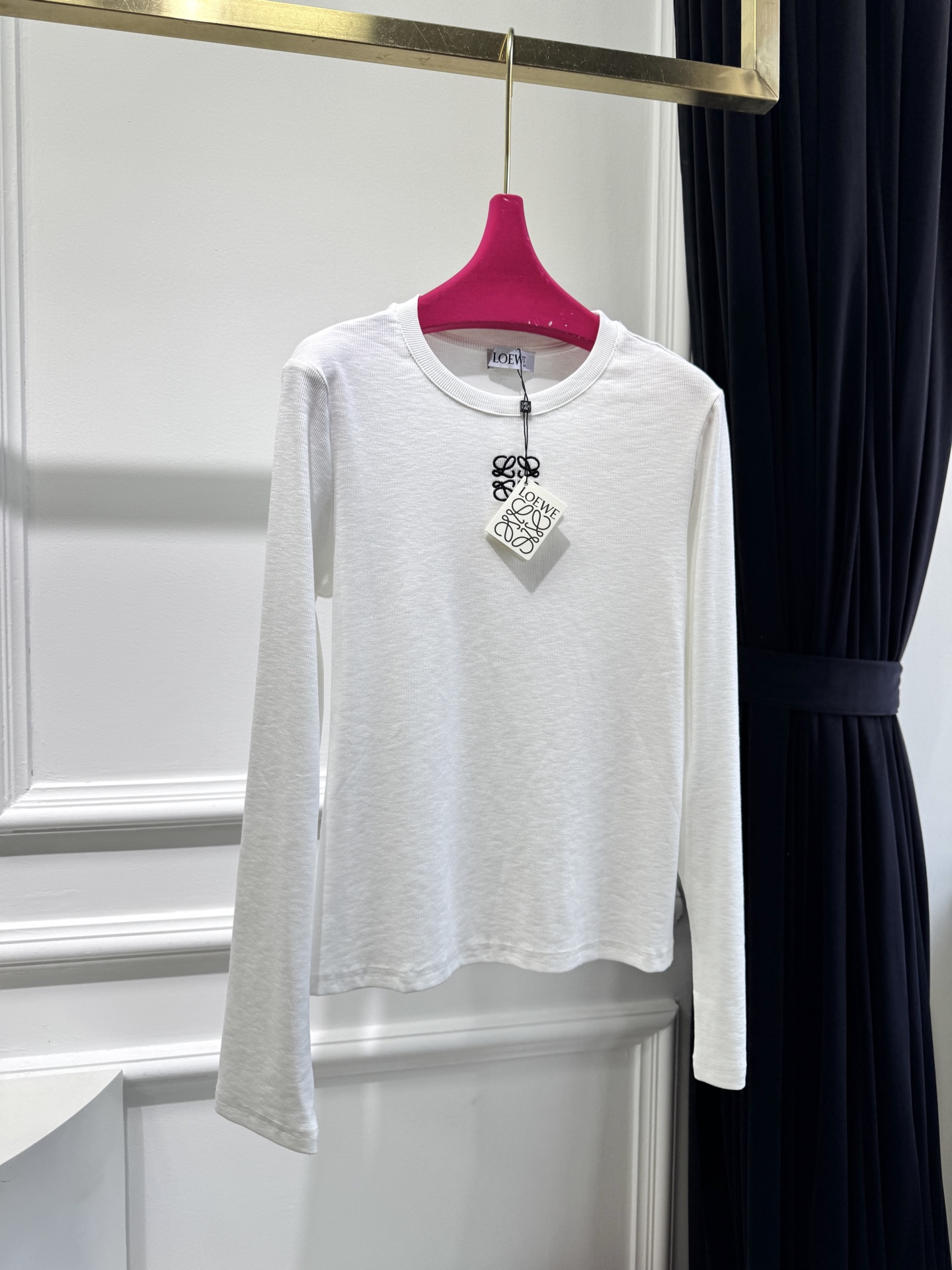 Loe早秋最新款经典圆领基础款打底衫 🤎🖤🤍
高弹高织高密 质感细腻软糯 经典减龄单品 时髦又帅气 版型