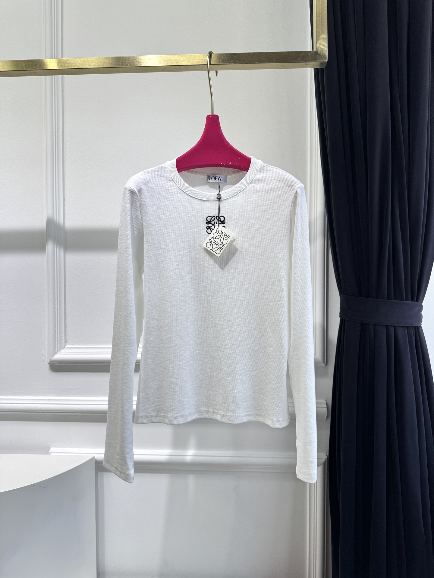 Loe早秋最新款经典圆领基础款打底衫 🤎🖤🤍
高弹高织高密 质感细腻软糯 经典减龄单品 时髦又帅气 版型