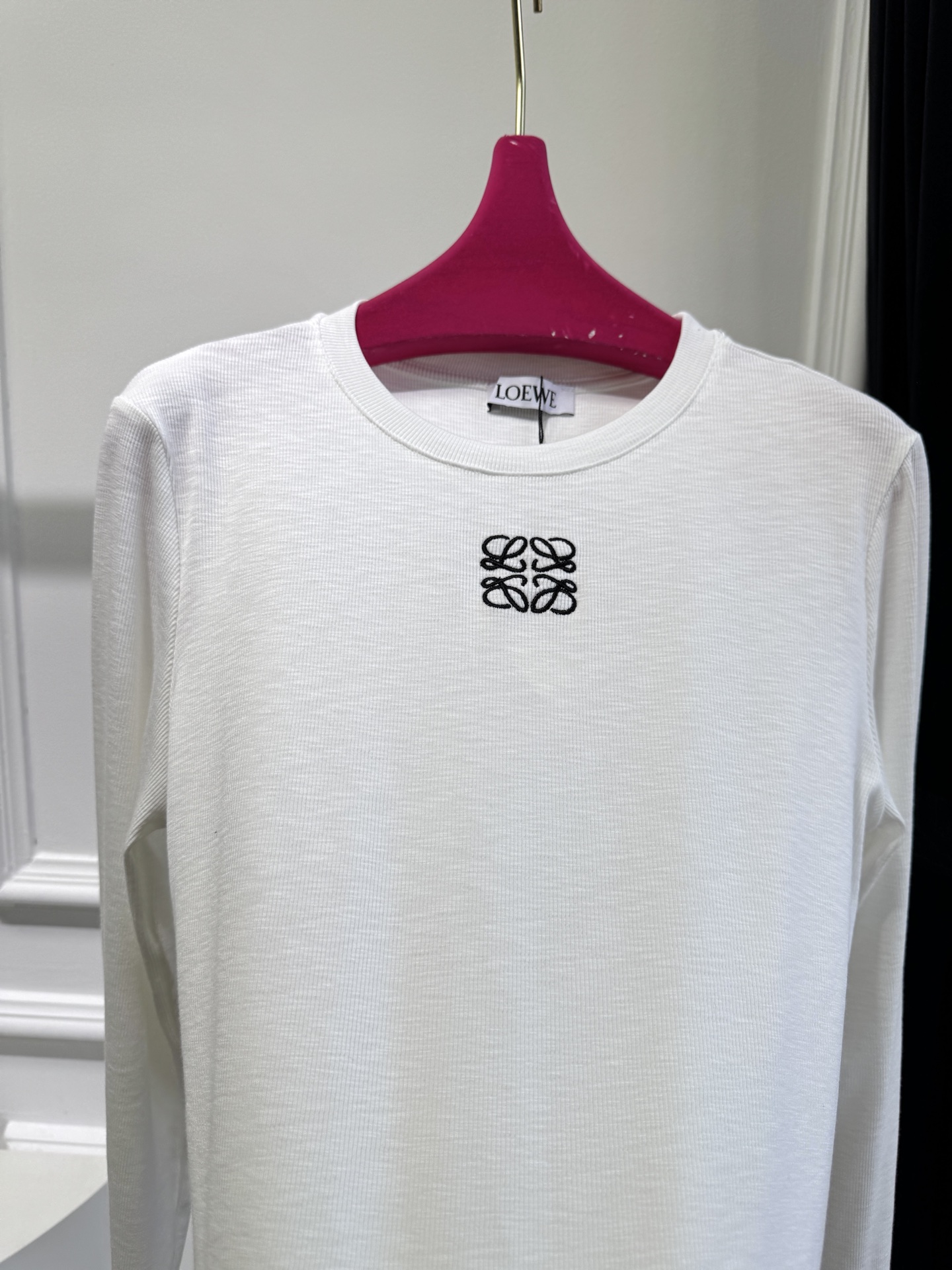 Loe早秋最新款经典圆领基础款打底衫 🤎🖤🤍
高弹高织高密 质感细腻软糯 经典减龄单品 时髦又帅气 版型