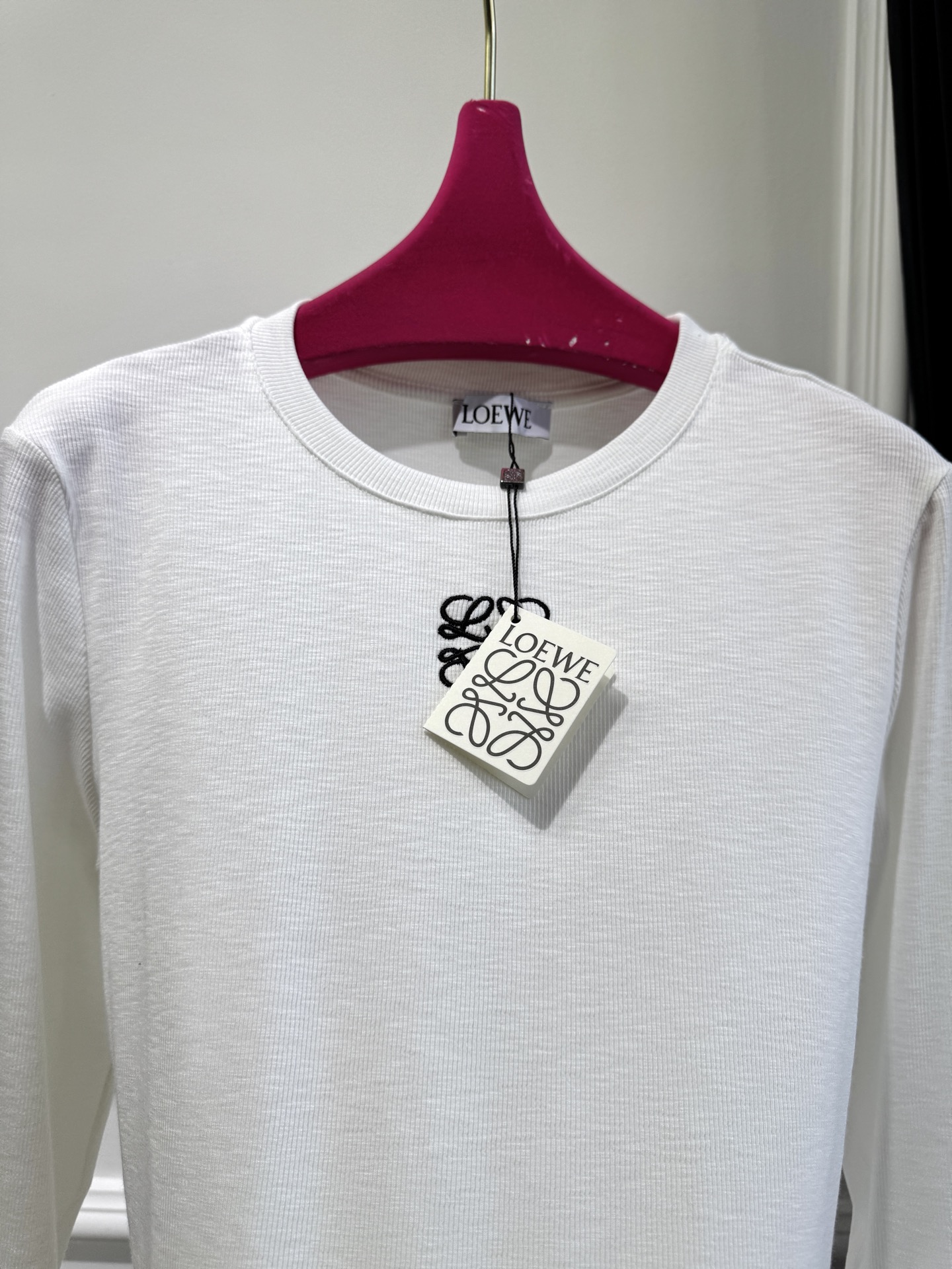 Loe早秋最新款经典圆领基础款打底衫 🤎🖤🤍
高弹高织高密 质感细腻软糯 经典减龄单品 时髦又帅气 版型