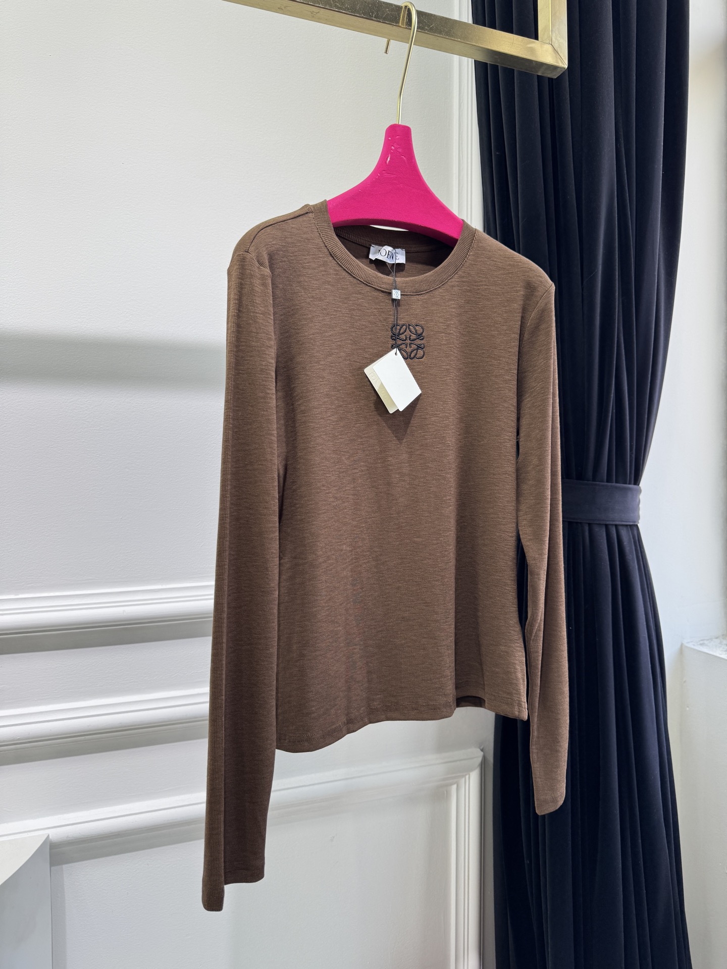 Loe早秋最新款经典圆领基础款打底衫 🤎🖤🤍
高弹高织高密 质感细腻软糯 经典减龄单品 时髦又帅气 版型