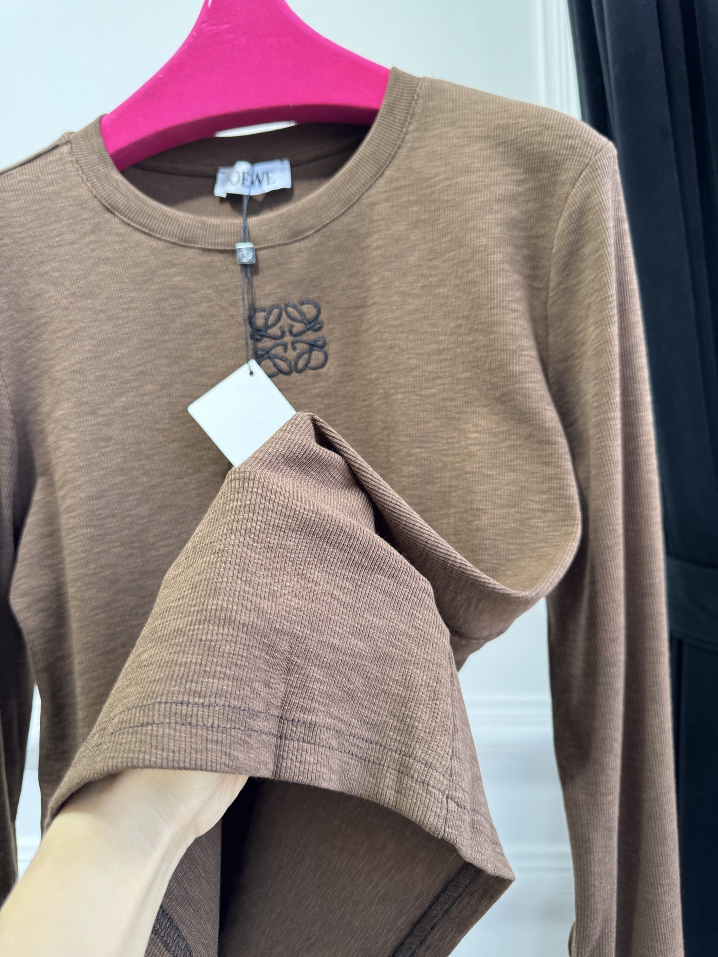 Loe早秋最新款经典圆领基础款打底衫 🤎🖤🤍
高弹高织高密 质感细腻软糯 经典减龄单品 时髦又帅气 版型