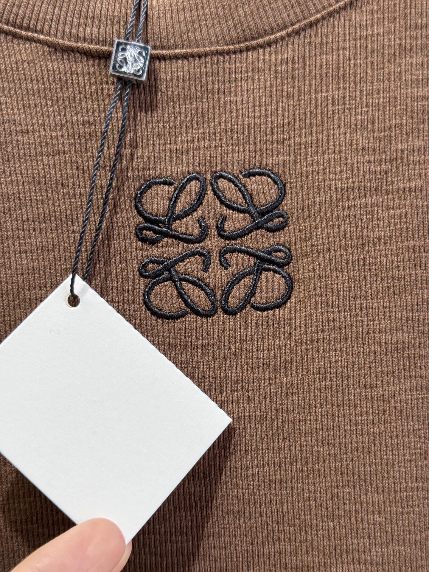 Loe早秋最新款经典圆领基础款打底衫 🤎🖤🤍
高弹高织高密 质感细腻软糯 经典减龄单品 时髦又帅气 版型