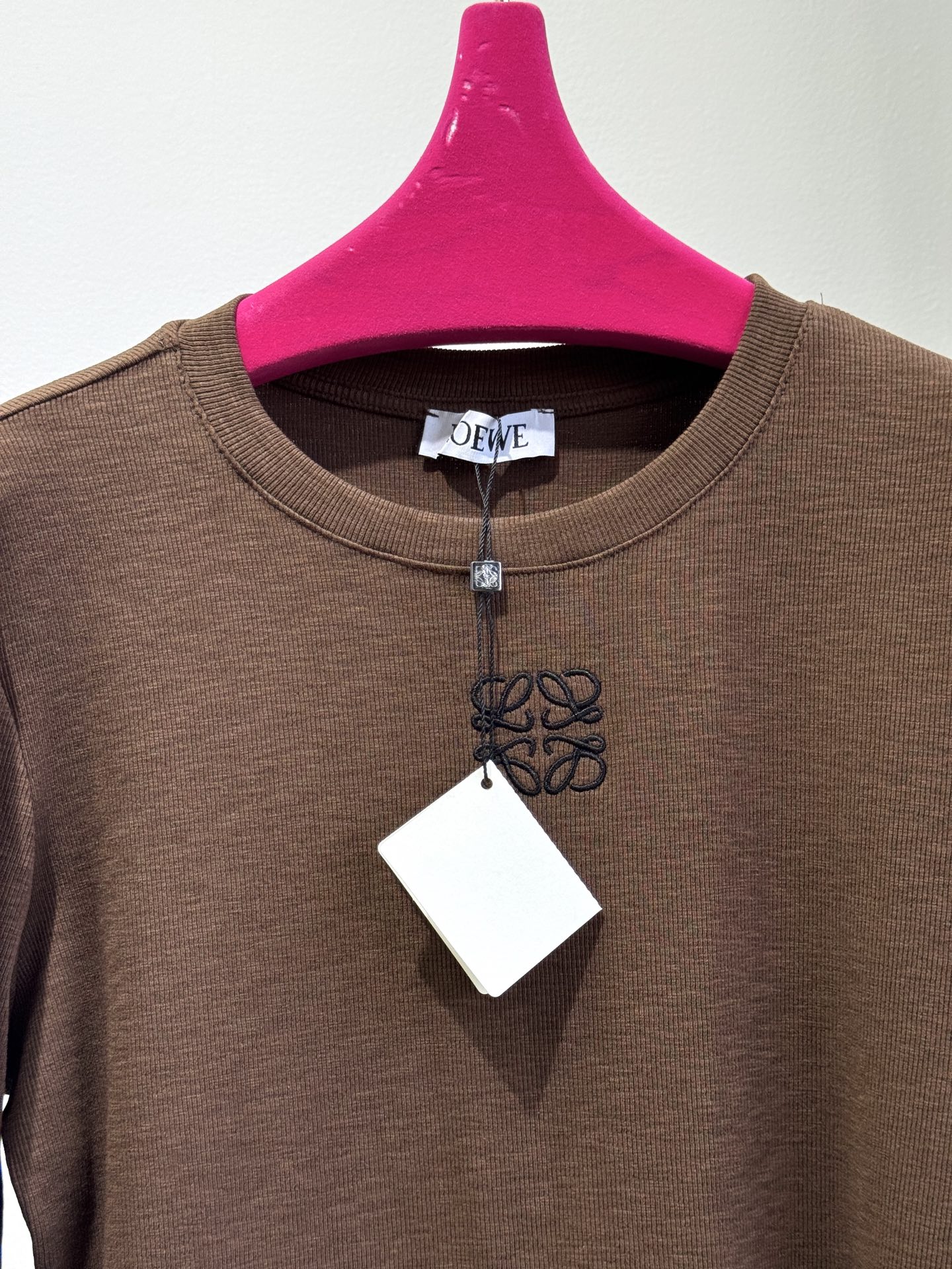 Loe早秋最新款经典圆领基础款打底衫 🤎🖤🤍
高弹高织高密 质感细腻软糯 经典减龄单品 时髦又帅气 版型