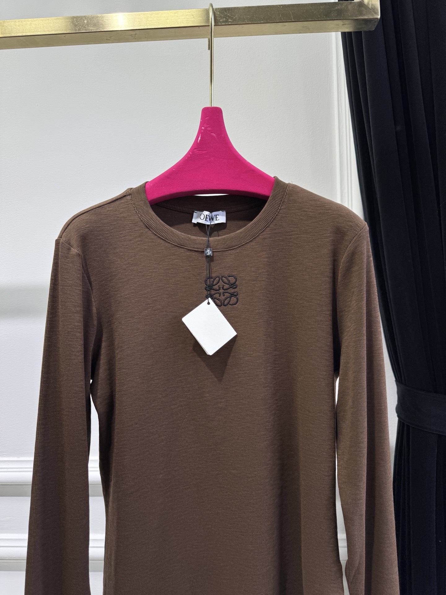 Loe早秋最新款经典圆领基础款打底衫 🤎🖤🤍
高弹高织高密 质感细腻软糯 经典减龄单品 时髦又帅气 版型