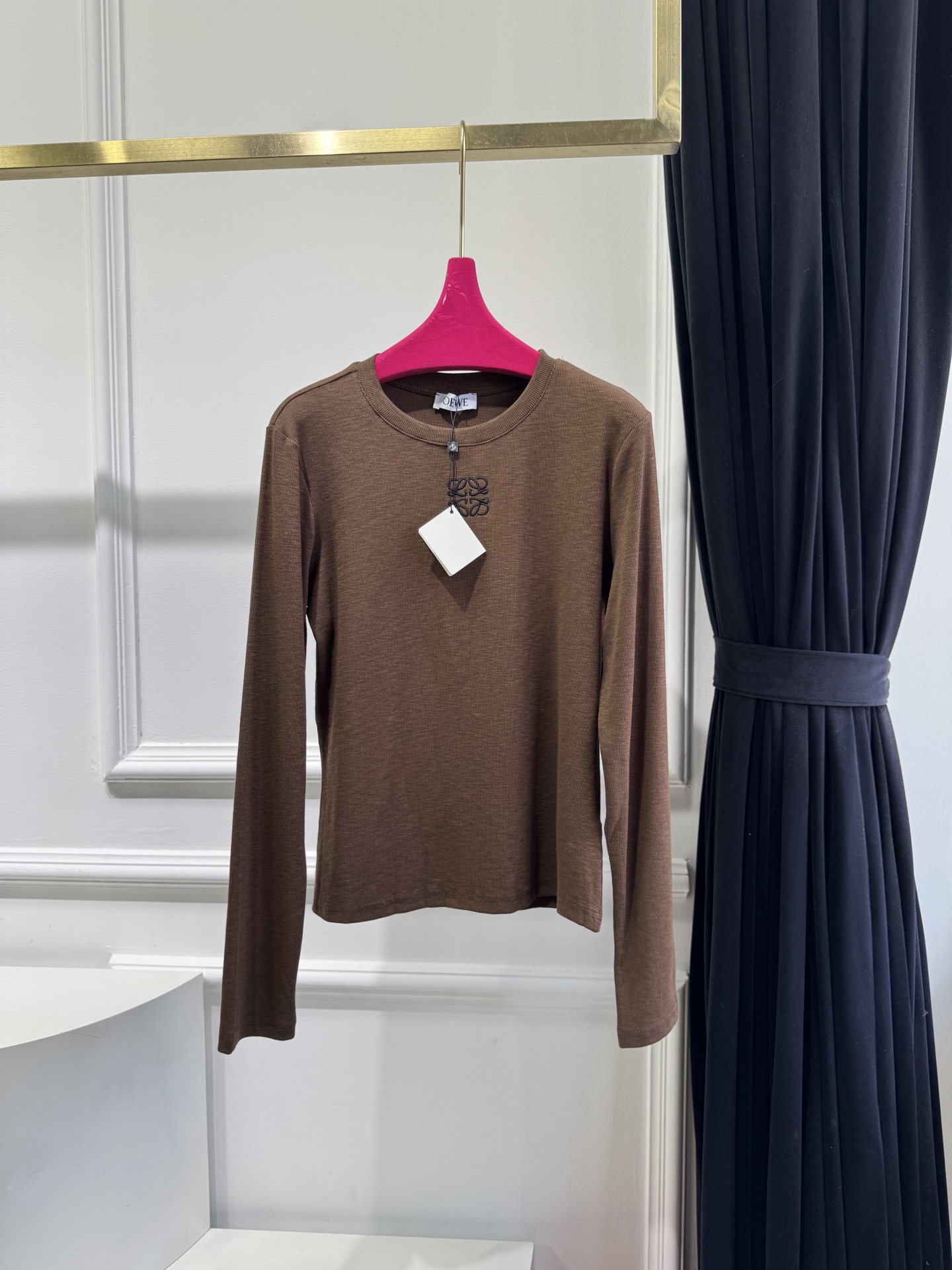 Loe早秋最新款经典圆领基础款打底衫 🤎🖤🤍
高弹高织高密 质感细腻软糯 经典减龄单品 时髦又帅气 版型