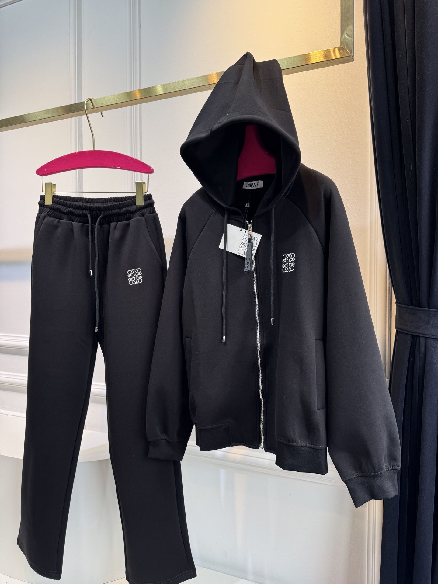 Loe 25FW新款 休闲连帽外套➕长裤套装 没有理由可以拒绝它。可A可飒的风格，日常通勤穿什么的都是很