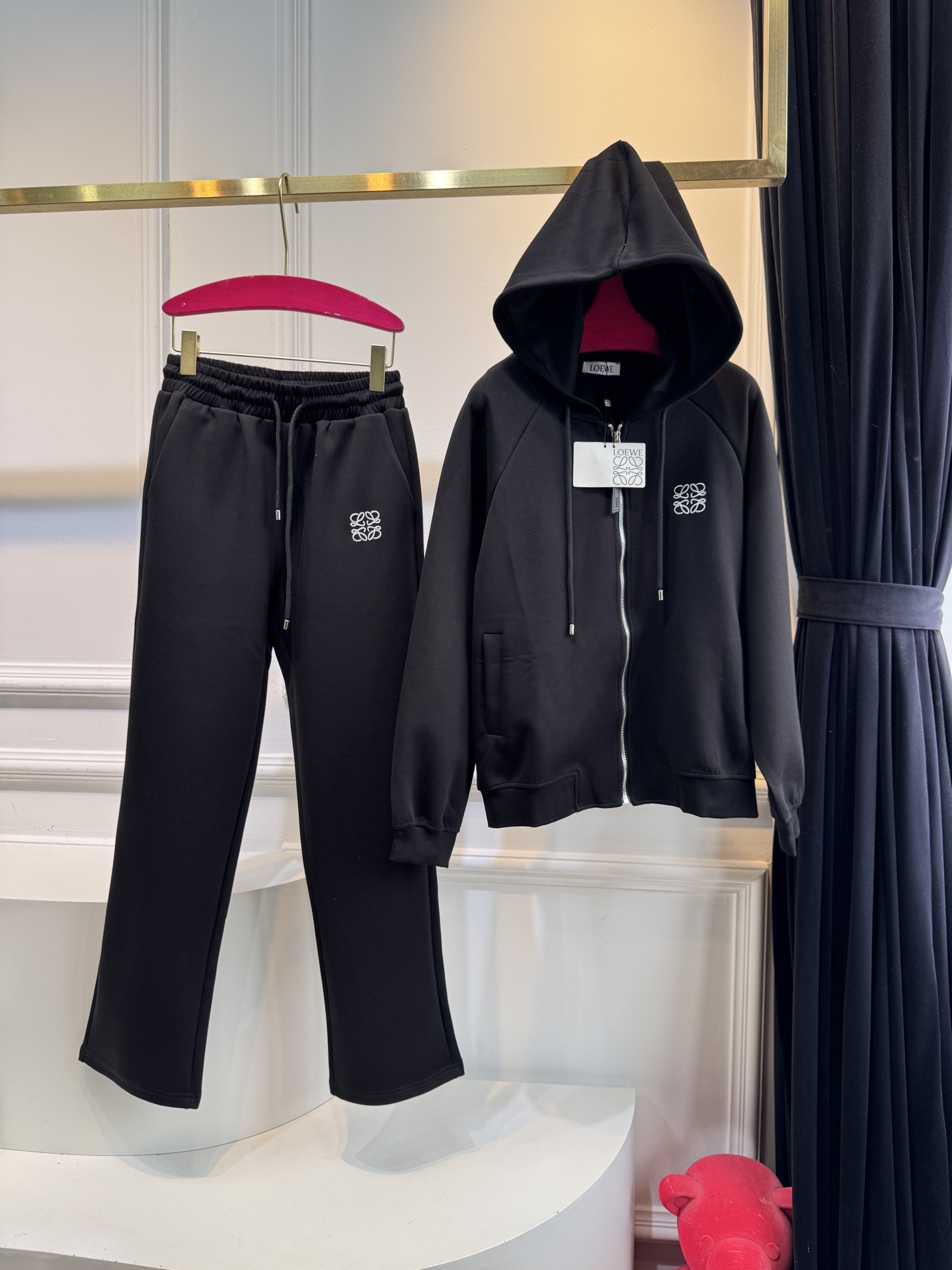 Loe 25FW新款 休闲连帽外套➕长裤套装 没有理由可以拒绝它。可A可飒的风格，日常通勤穿什么的都是很