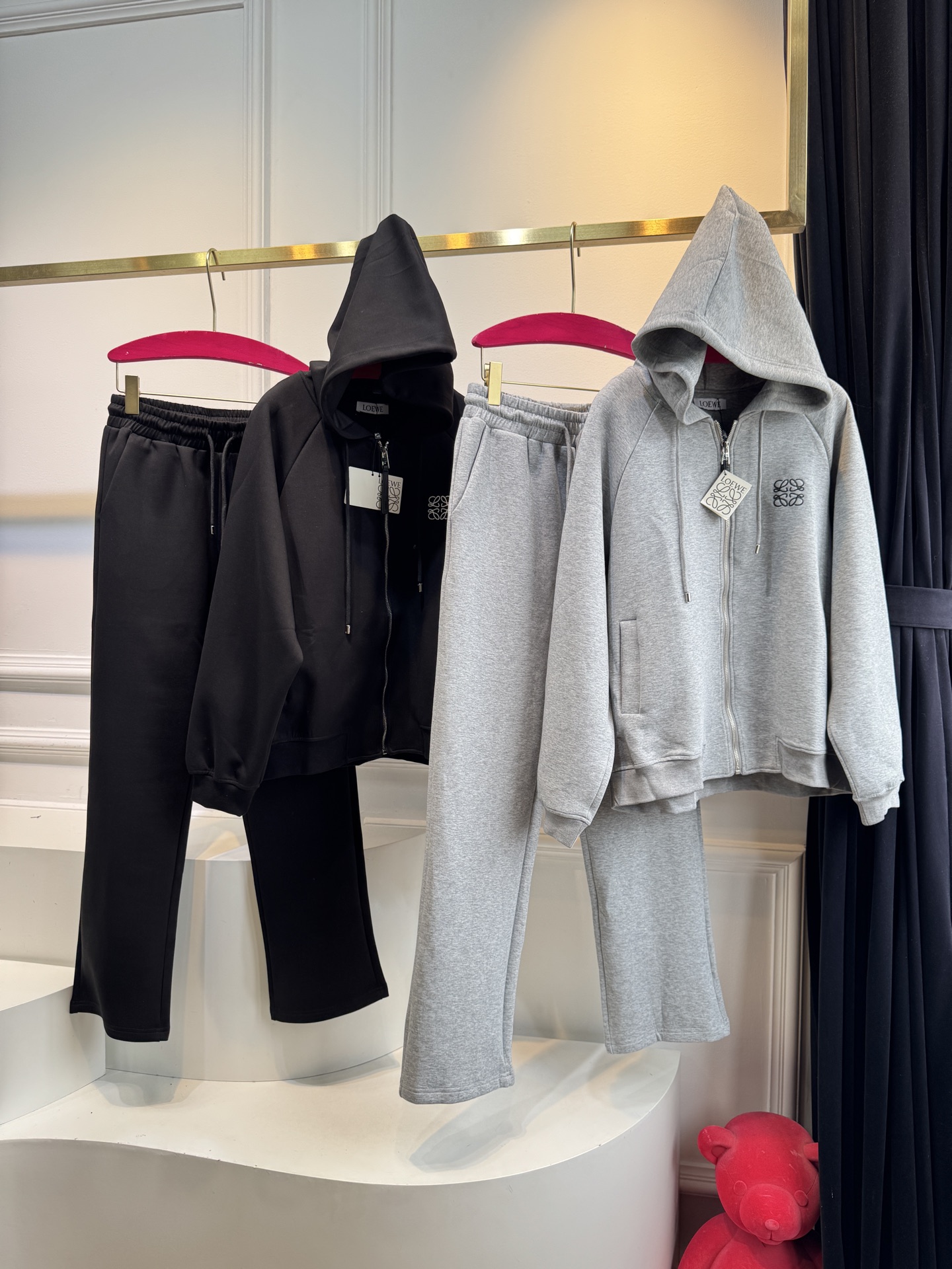 Loe 25FW新款 休闲连帽外套➕长裤套装 没有理由可以拒绝它。可A可飒的风格，日常通勤穿什么的都是很