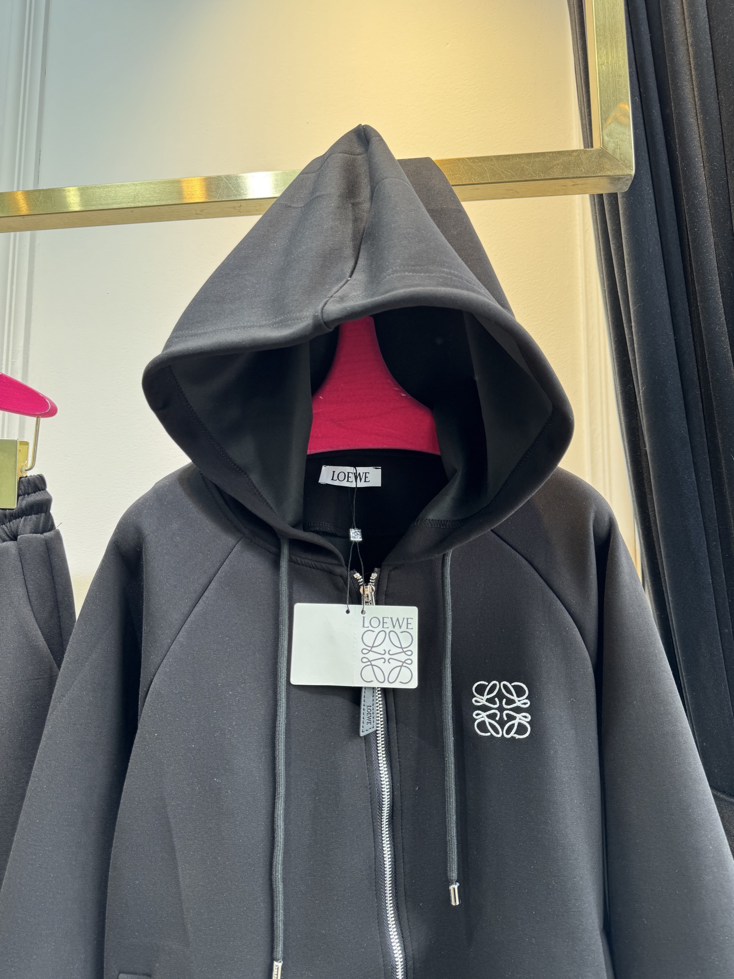 Loe 25FW新款 休闲连帽外套➕长裤套装 没有理由可以拒绝它。可A可飒的风格，日常通勤穿什么的都是很