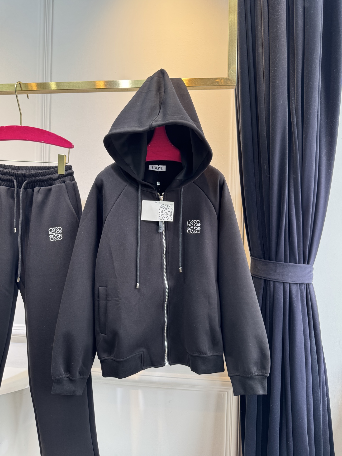 Loe 25FW新款 休闲连帽外套➕长裤套装 没有理由可以拒绝它。可A可飒的风格，日常通勤穿什么的都是很