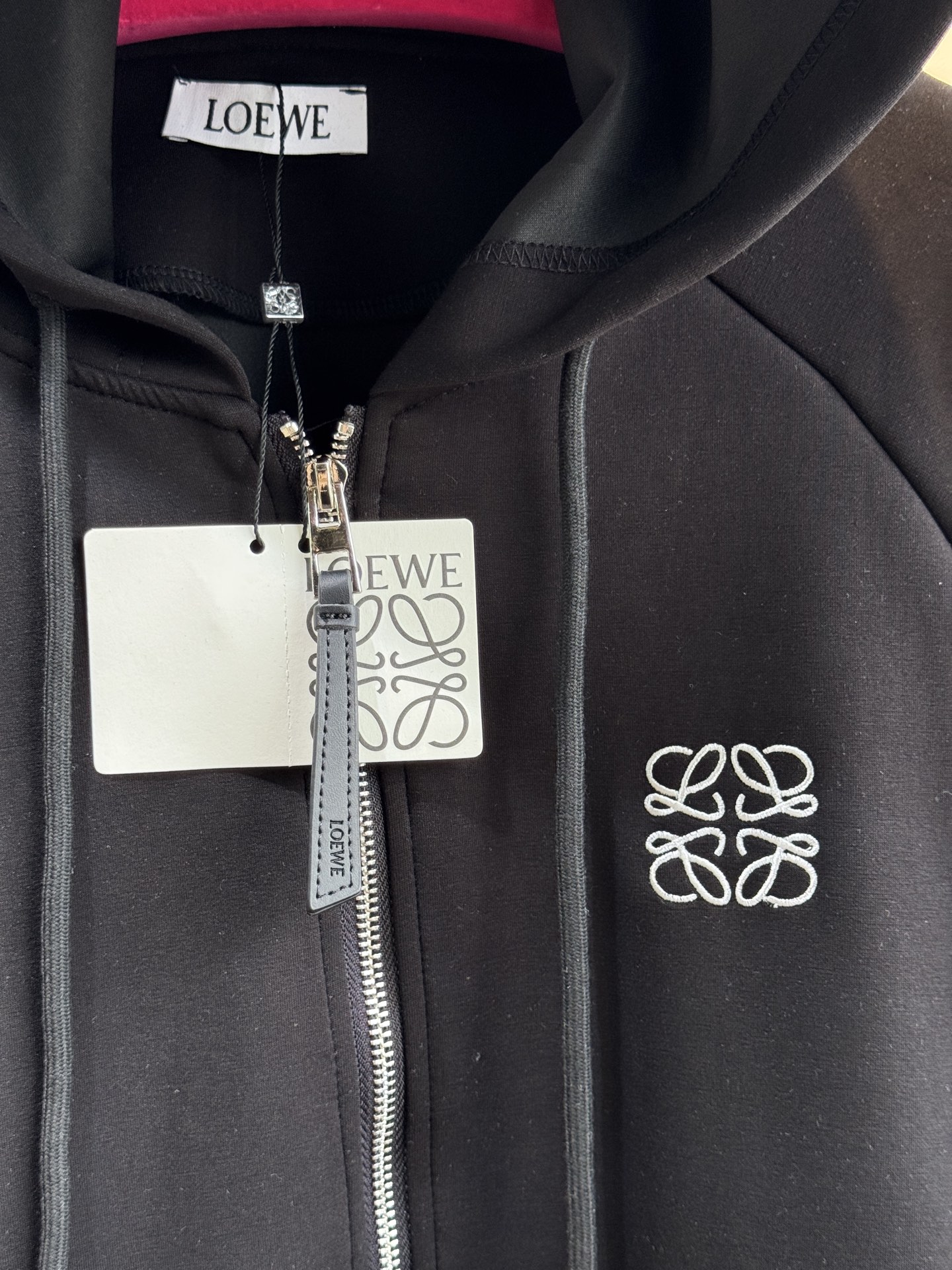 Loe 25FW新款 休闲连帽外套➕长裤套装 没有理由可以拒绝它。可A可飒的风格，日常通勤穿什么的都是很