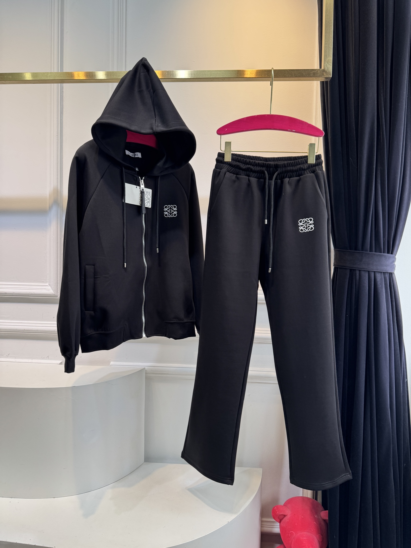 Loe 25FW新款 休闲连帽外套➕长裤套装 没有理由可以拒绝它。可A可飒的风格，日常通勤穿什么的都是很