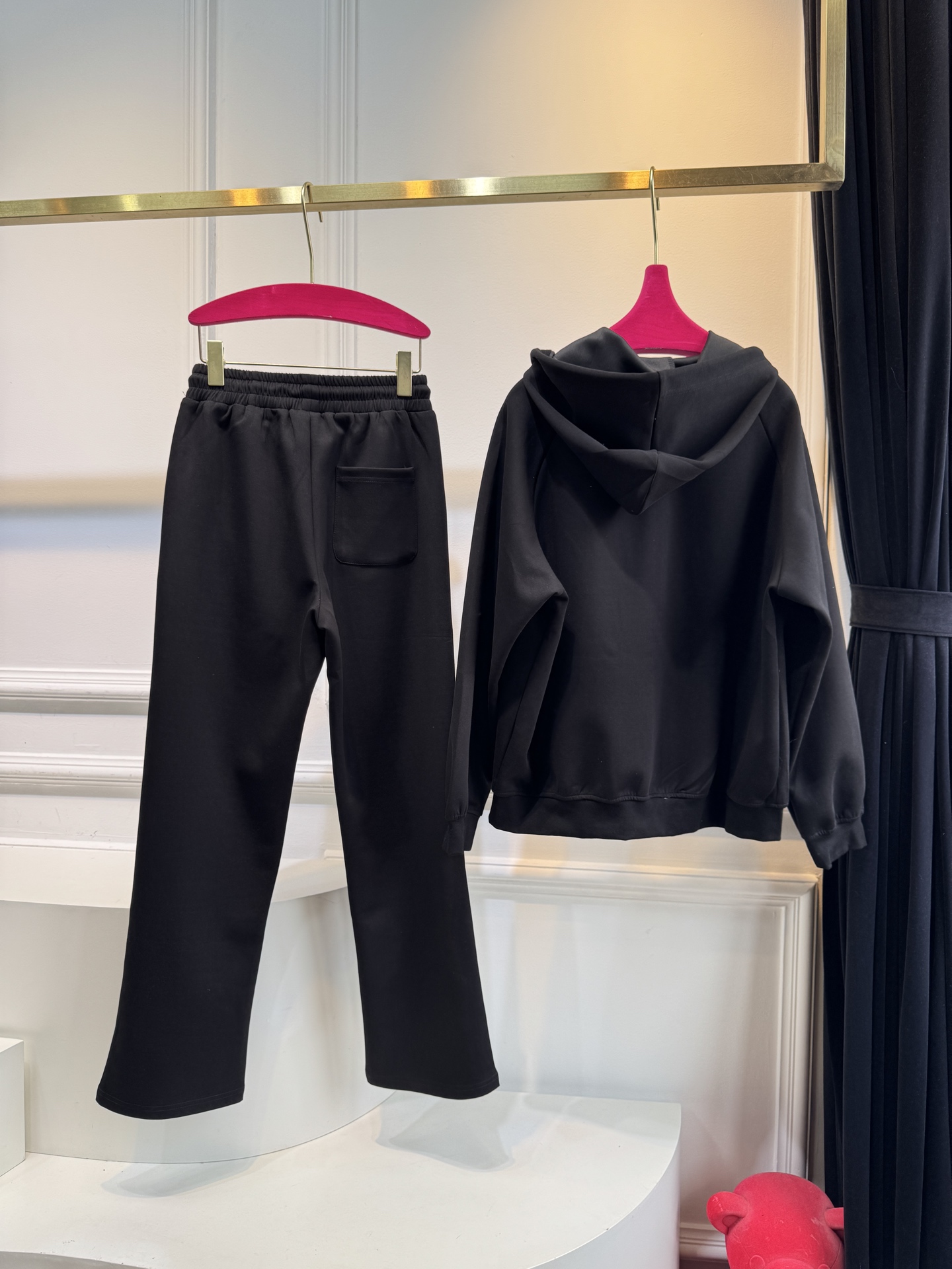 Loe 25FW新款 休闲连帽外套➕长裤套装 没有理由可以拒绝它。可A可飒的风格，日常通勤穿什么的都是很