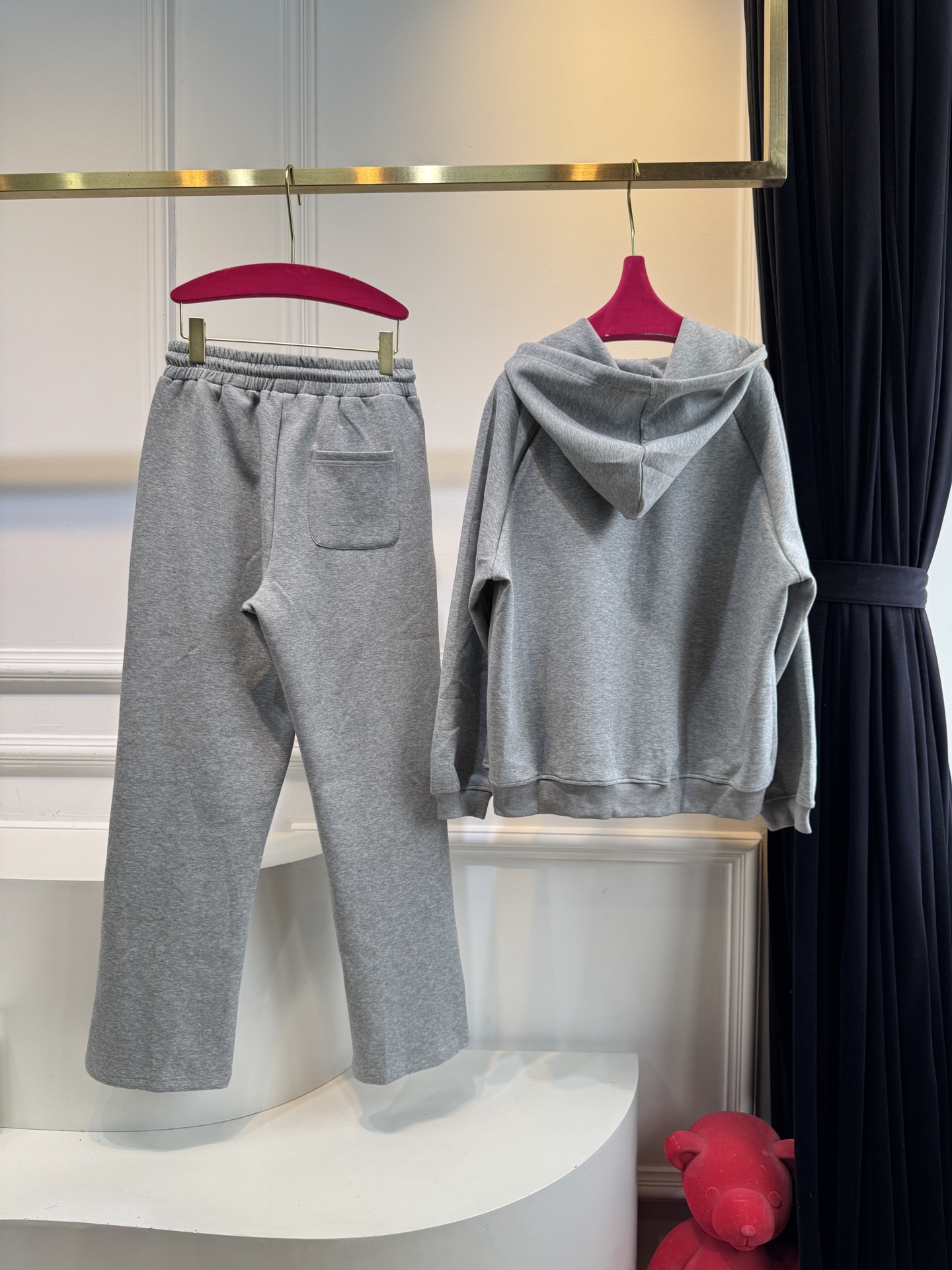 Loe 25FW新款 休闲连帽外套➕长裤套装 没有理由可以拒绝它。可A可飒的风格，日常通勤穿什么的都是很