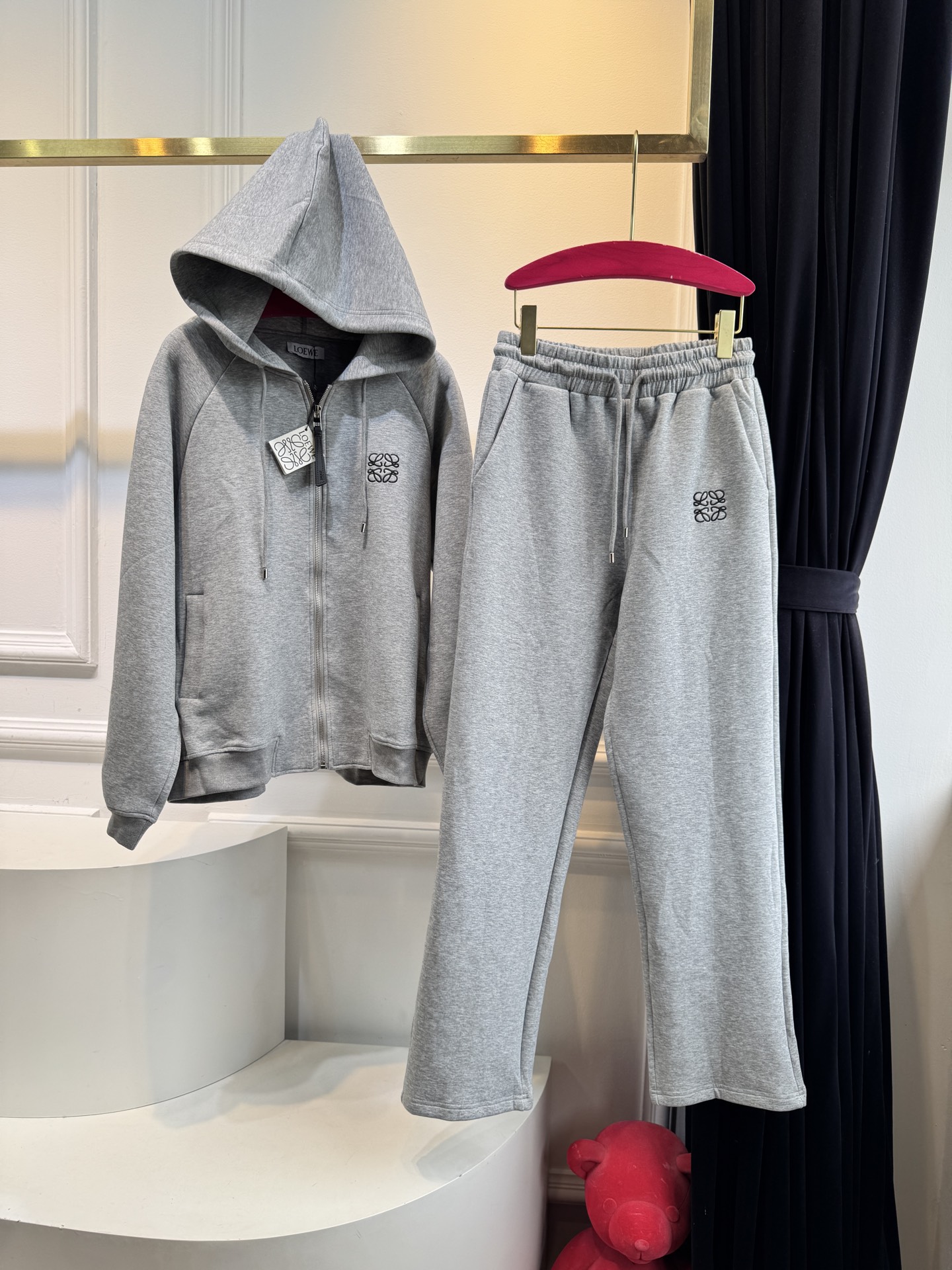 Loe 25FW新款 休闲连帽外套➕长裤套装 没有理由可以拒绝它。可A可飒的风格，日常通勤穿什么的都是很