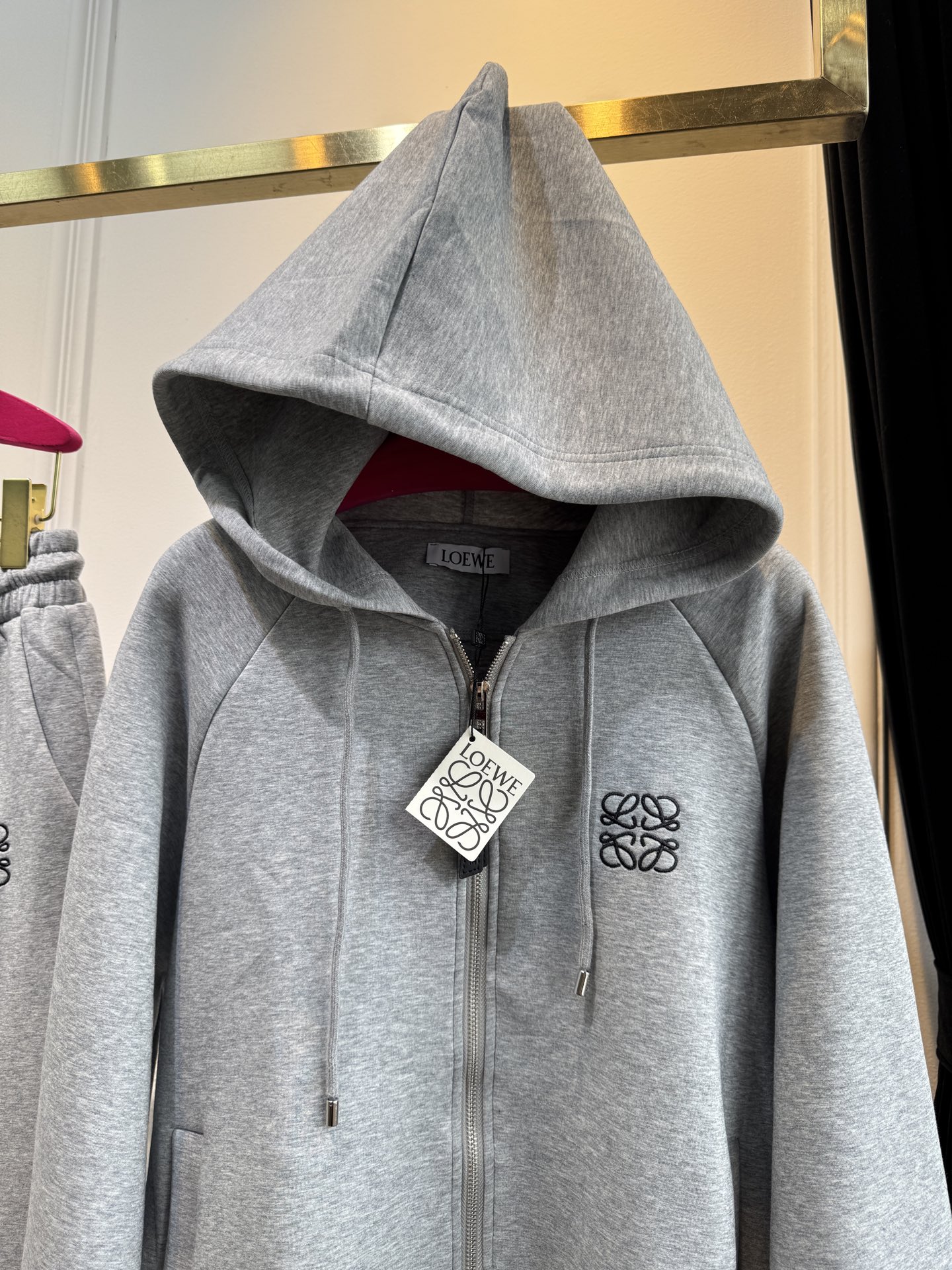 Loe 25FW新款 休闲连帽外套➕长裤套装 没有理由可以拒绝它。可A可飒的风格，日常通勤穿什么的都是很