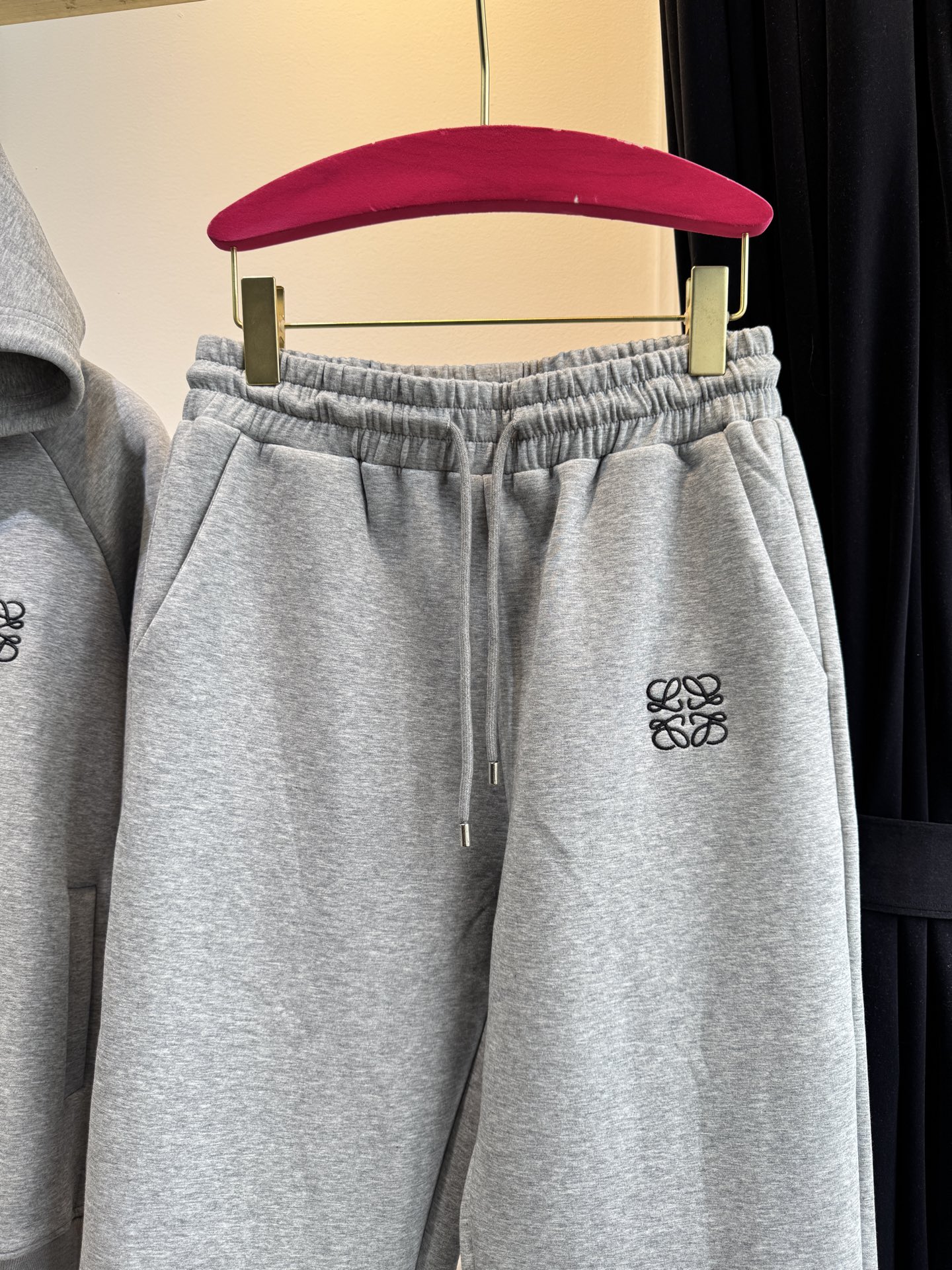 Loe 25FW新款 休闲连帽外套➕长裤套装 没有理由可以拒绝它。可A可飒的风格，日常通勤穿什么的都是很