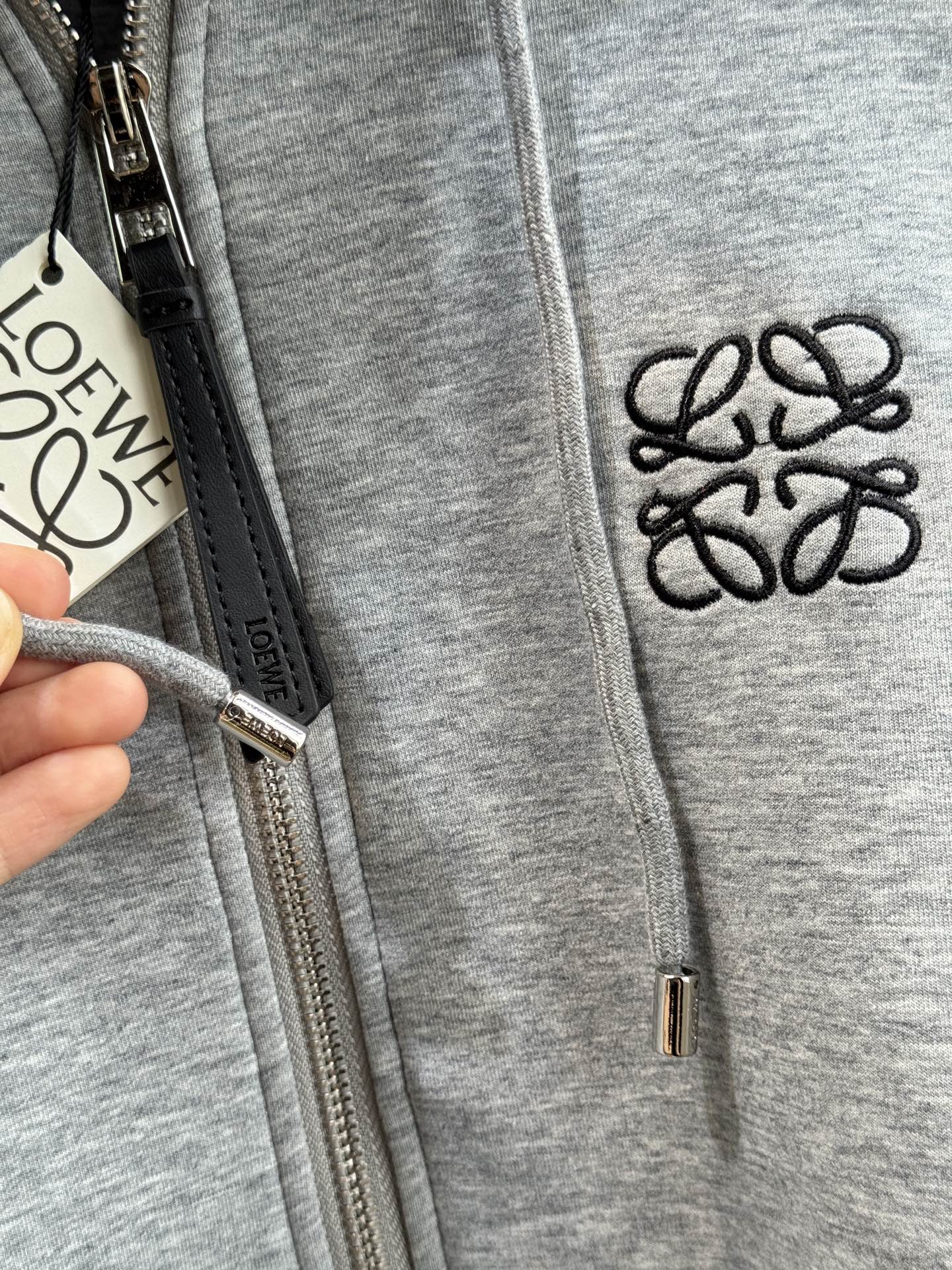 Loe 25FW新款 休闲连帽外套➕长裤套装 没有理由可以拒绝它。可A可飒的风格，日常通勤穿什么的都是很