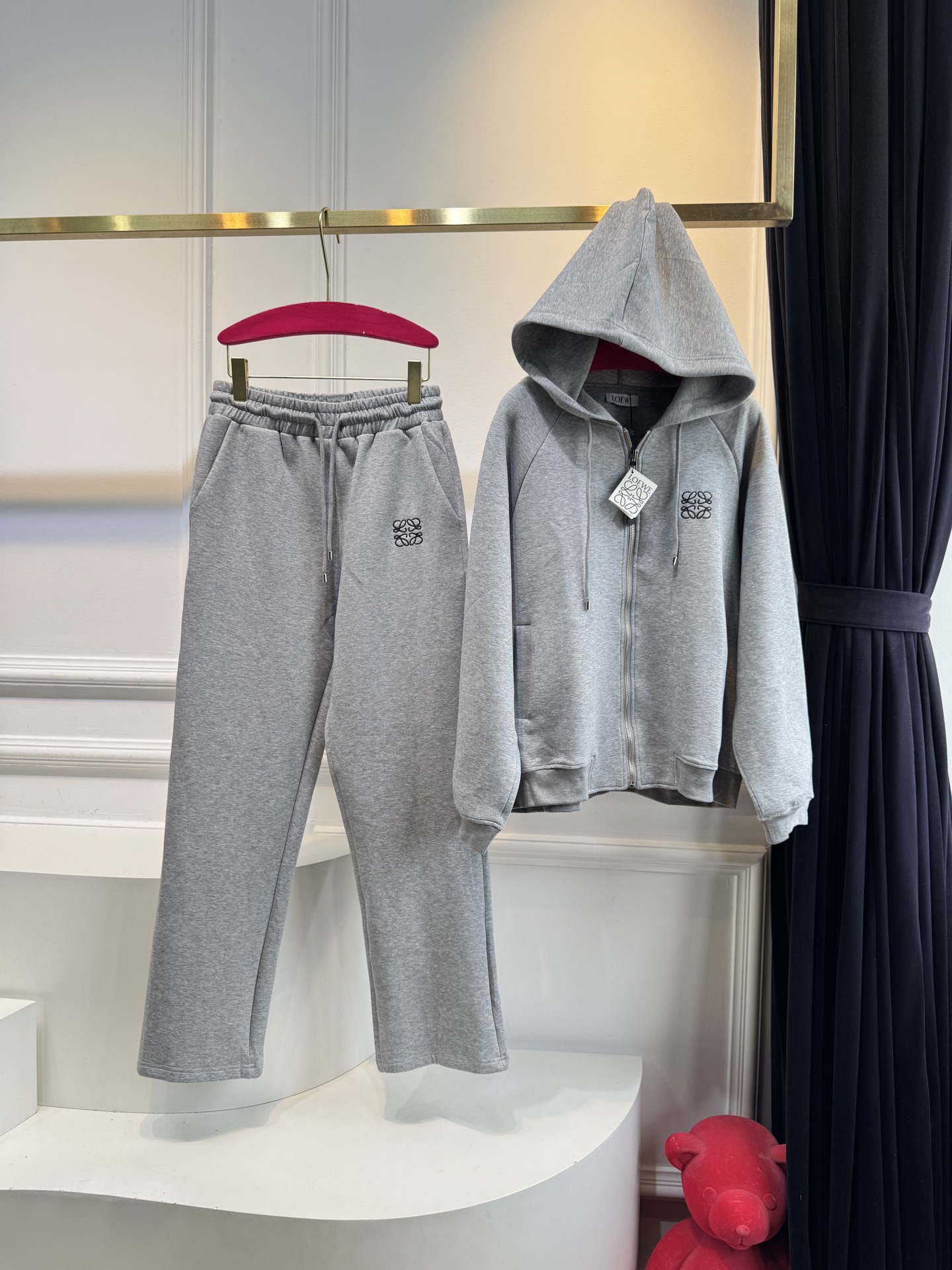 Loe 25FW新款 休闲连帽外套➕长裤套装 没有理由可以拒绝它。可A可飒的风格，日常通勤穿什么的都是很