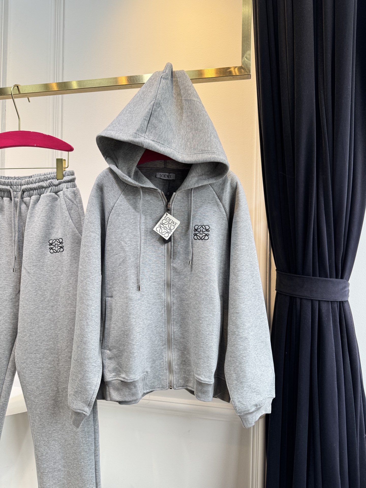 Loe 25FW新款 休闲连帽外套➕长裤套装 没有理由可以拒绝它。可A可飒的风格，日常通勤穿什么的都是很