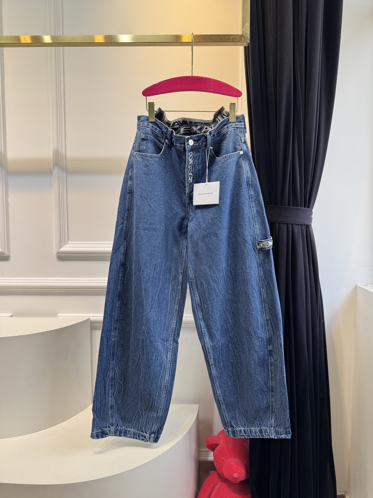 A.wang24新品假两件拼接弯刀版型牛仔裤
由靛蓝色水洗牛仔布制成 采用铰接式裤腿设计
叠搭徽标图案弹