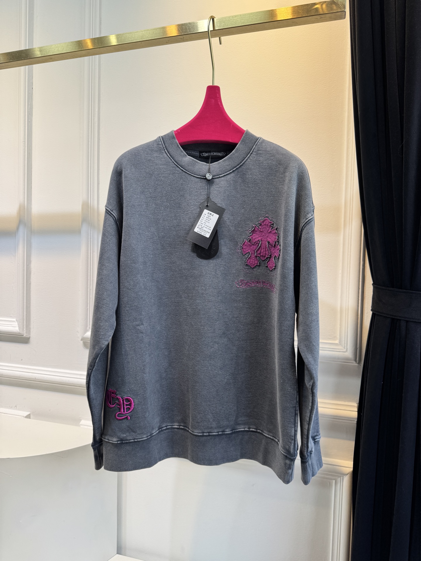 Chro*e He*rts 克罗心
十字架✝️套头圆领卫衣穿上回头率酷到没朋友，超高识别度与风格化！CH