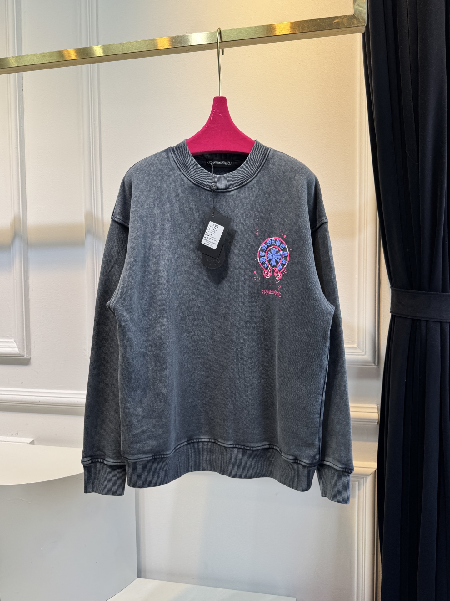 chro*e He*rts克罗心
发泡印花工艺套头圆领卫衣，发泡印花可以让图案更具层次感和立体感，能增加