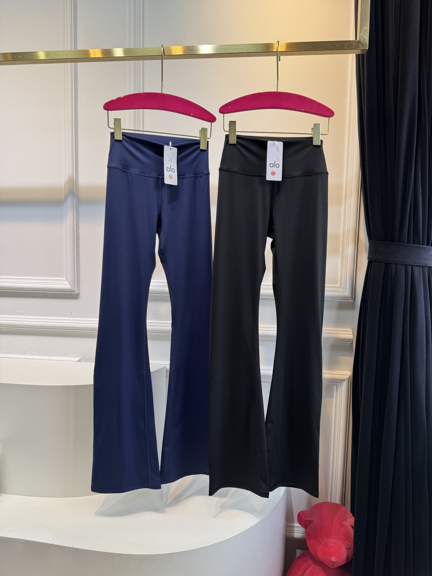 alo新款紧身开衩瑜伽裤/打底裤/紧身裤
看到一万次都会心动的裤子
alo开衩喇叭裤版型真的太好了🥹
完