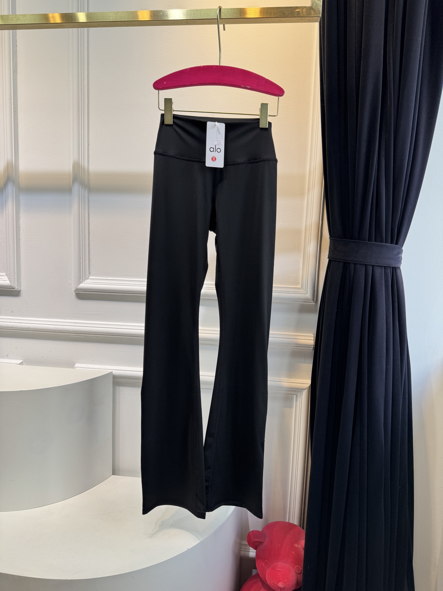 alo新款紧身开衩瑜伽裤/打底裤/紧身裤
看到一万次都会心动的裤子
alo开衩喇叭裤版型真的太好了🥹
完