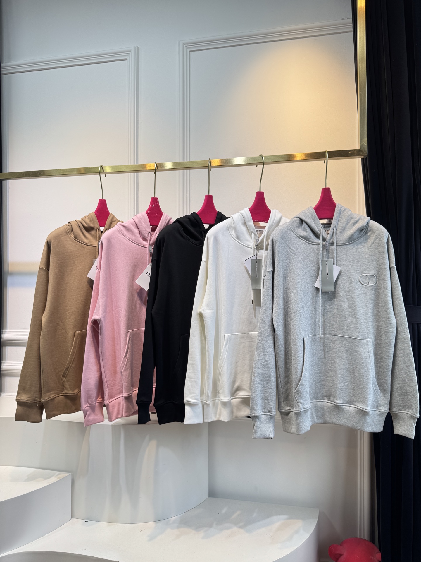 Dio*连帽卫衣这款卫衣采用棉质面料。棉质面料亲肤性极佳，触感柔软，透气性强，能让皮肤自由呼吸，且吸湿性