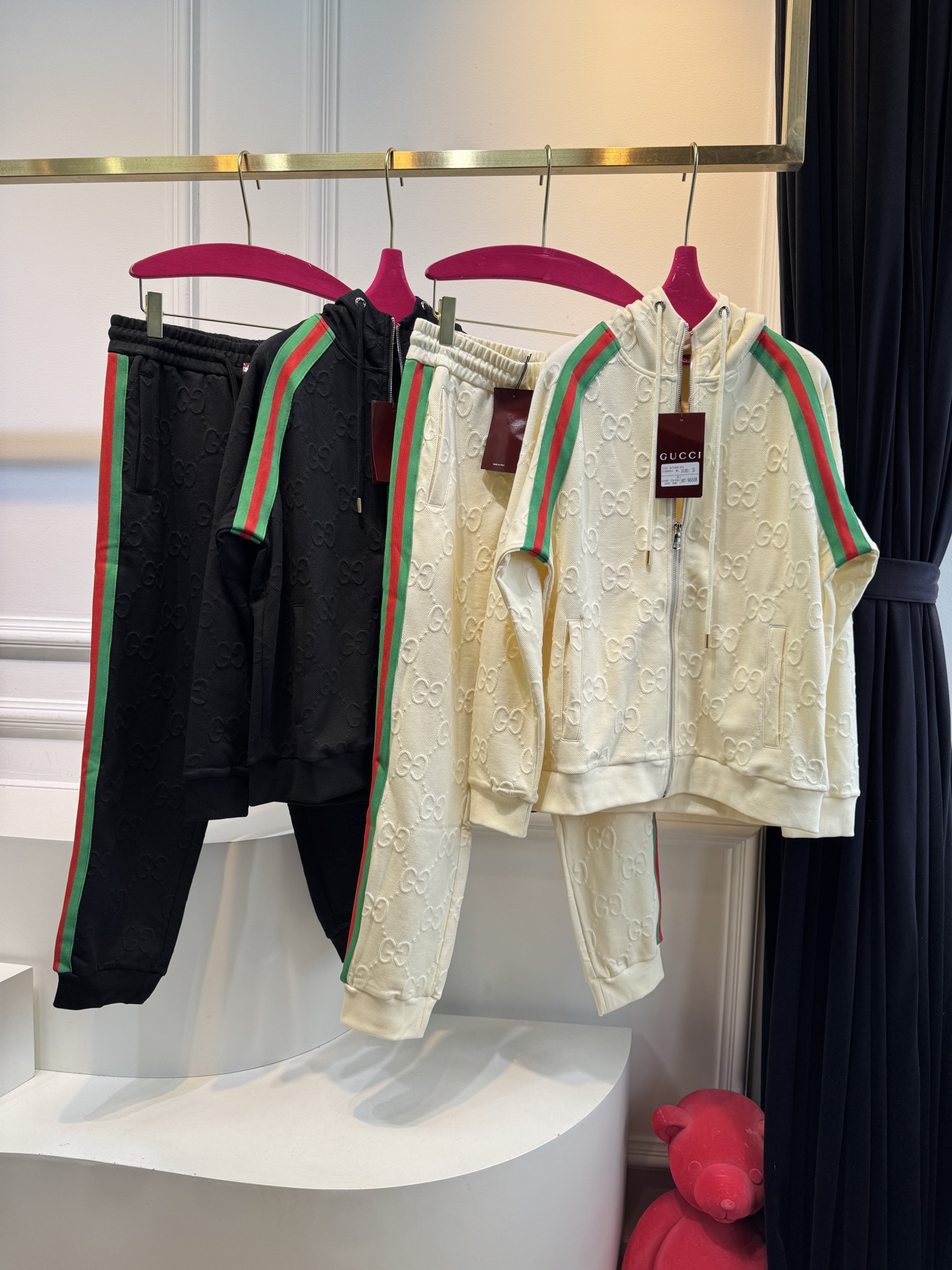 Gucc*连帽拉链外套➕束脚运动长裤套装从外观质感推测，衣服采用棉混纺的提花面料，具有一定柔软度与舒适度