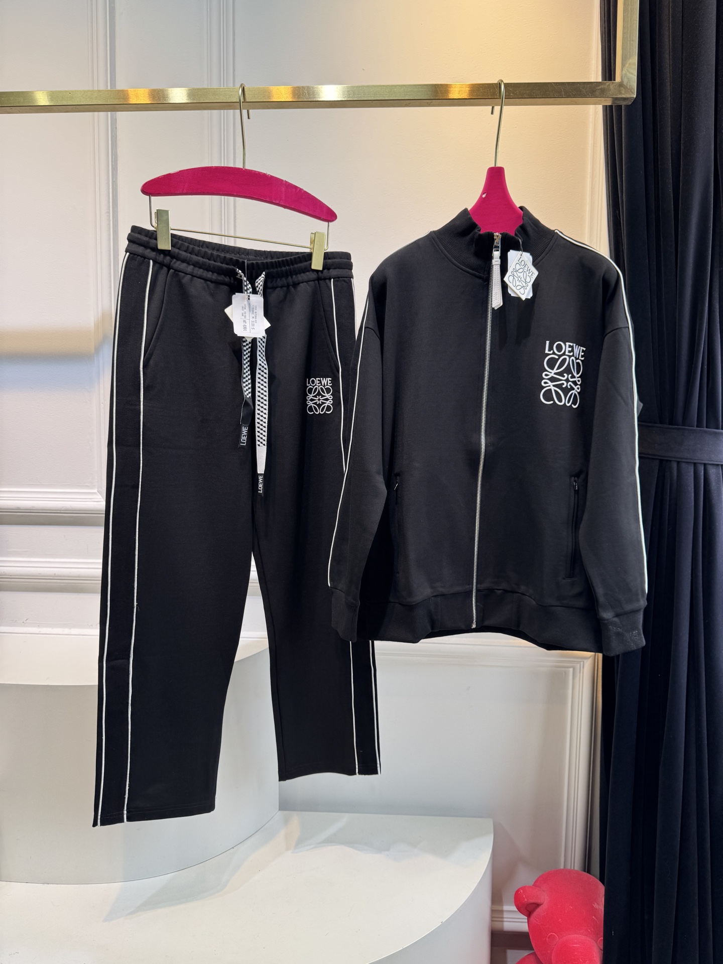 loe立领夹克➕休闲裤套装采用棉质面料，触感柔软舒适，亲肤性好，穿着时透气且有一定的保暖性，同时具备较好