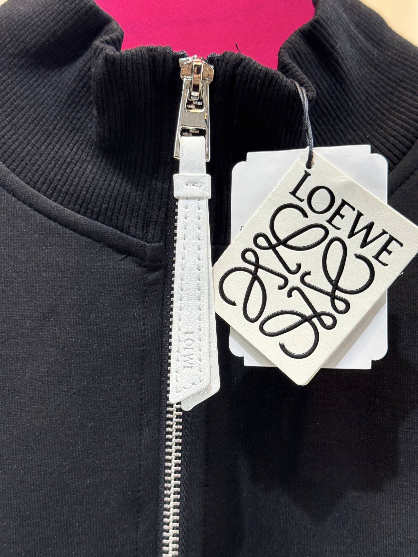 loe立领夹克➕休闲裤套装采用棉质面料，触感柔软舒适，亲肤性好，穿着时透气且有一定的保暖性，同时具备较好