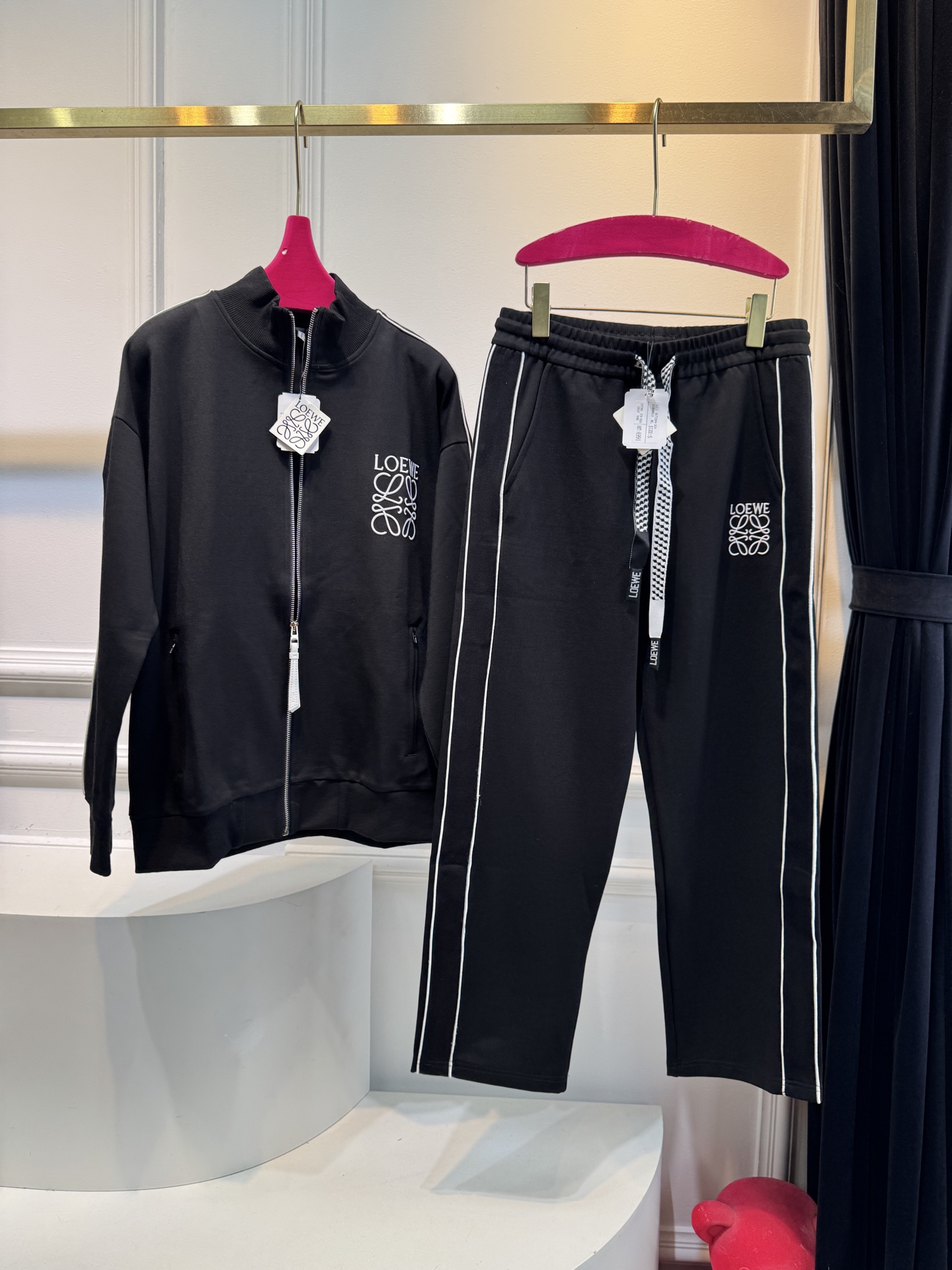 loe立领夹克➕休闲裤套装采用棉质面料，触感柔软舒适，亲肤性好，穿着时透气且有一定的保暖性，同时具备较好