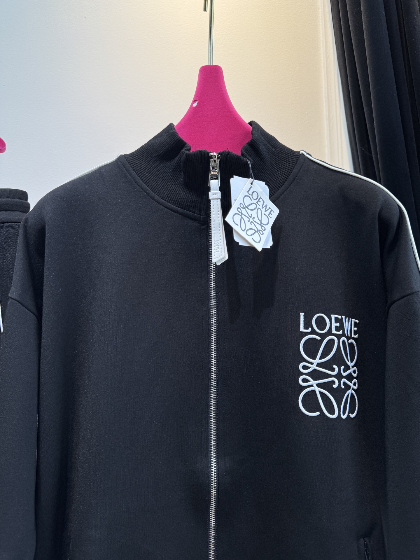 loe立领夹克➕休闲裤套装采用棉质面料，触感柔软舒适，亲肤性好，穿着时透气且有一定的保暖性，同时具备较好