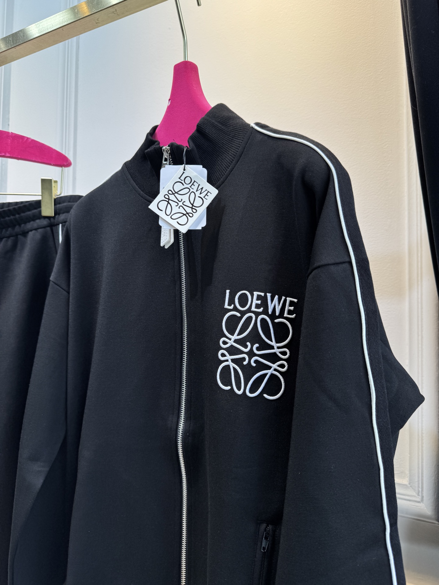 loe立领夹克➕休闲裤套装采用棉质面料，触感柔软舒适，亲肤性好，穿着时透气且有一定的保暖性，同时具备较好