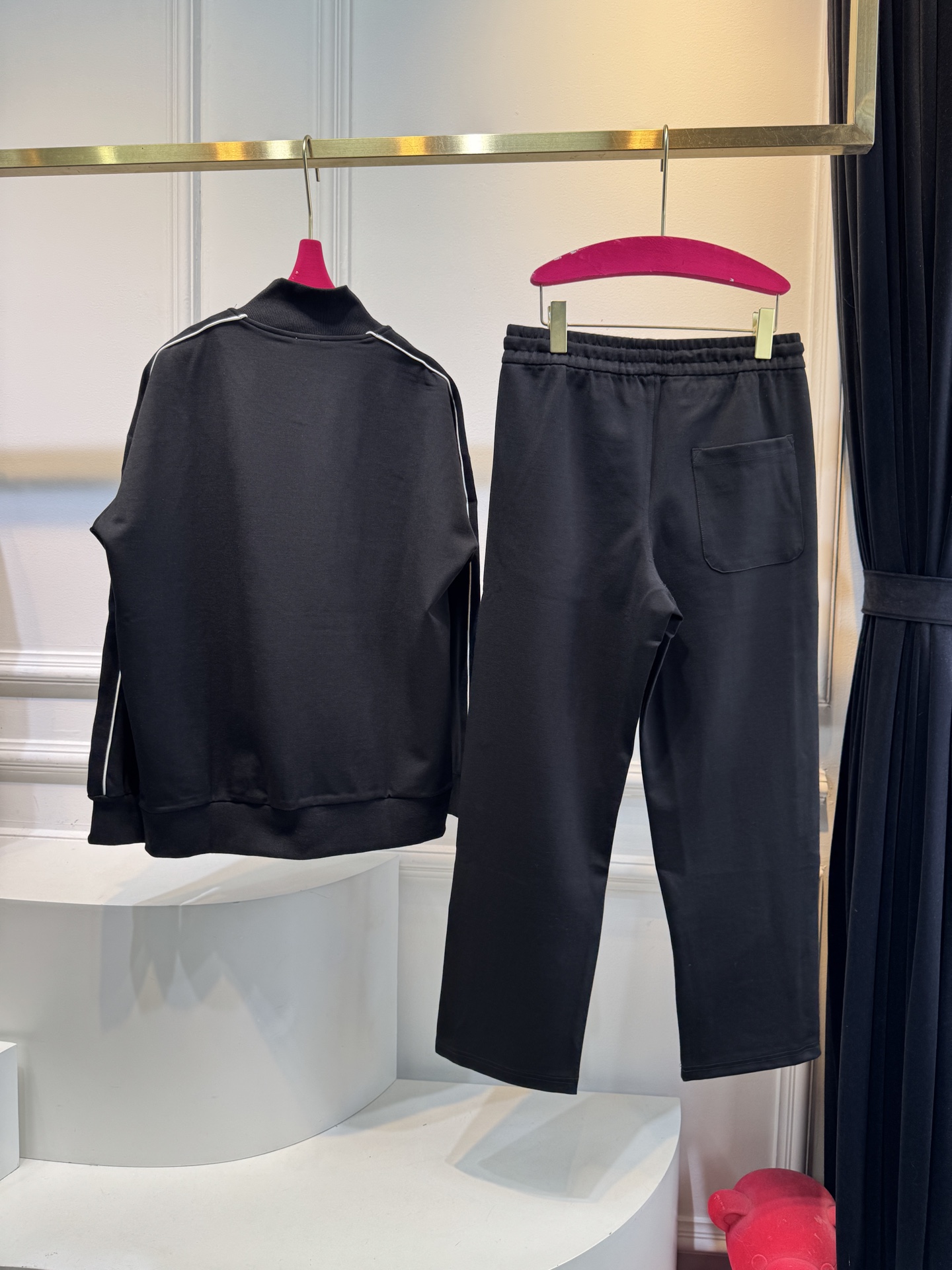 loe立领夹克➕休闲裤套装采用棉质面料，触感柔软舒适，亲肤性好，穿着时透气且有一定的保暖性，同时具备较好