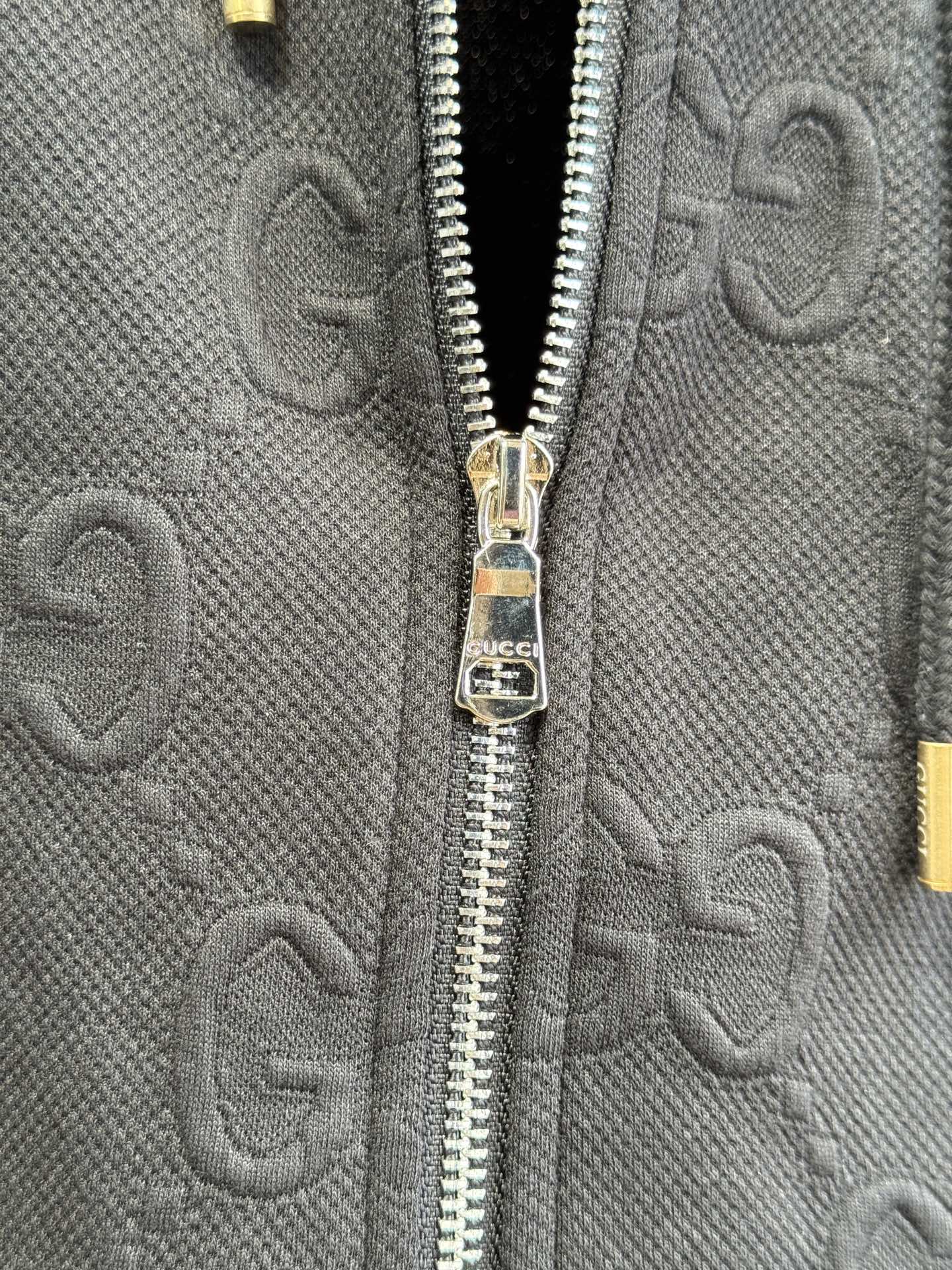 Gucc*连帽拉链外套➕束脚运动长裤套装从外观质感推测，衣服采用棉混纺的提花面料，具有一定柔软度与舒适度