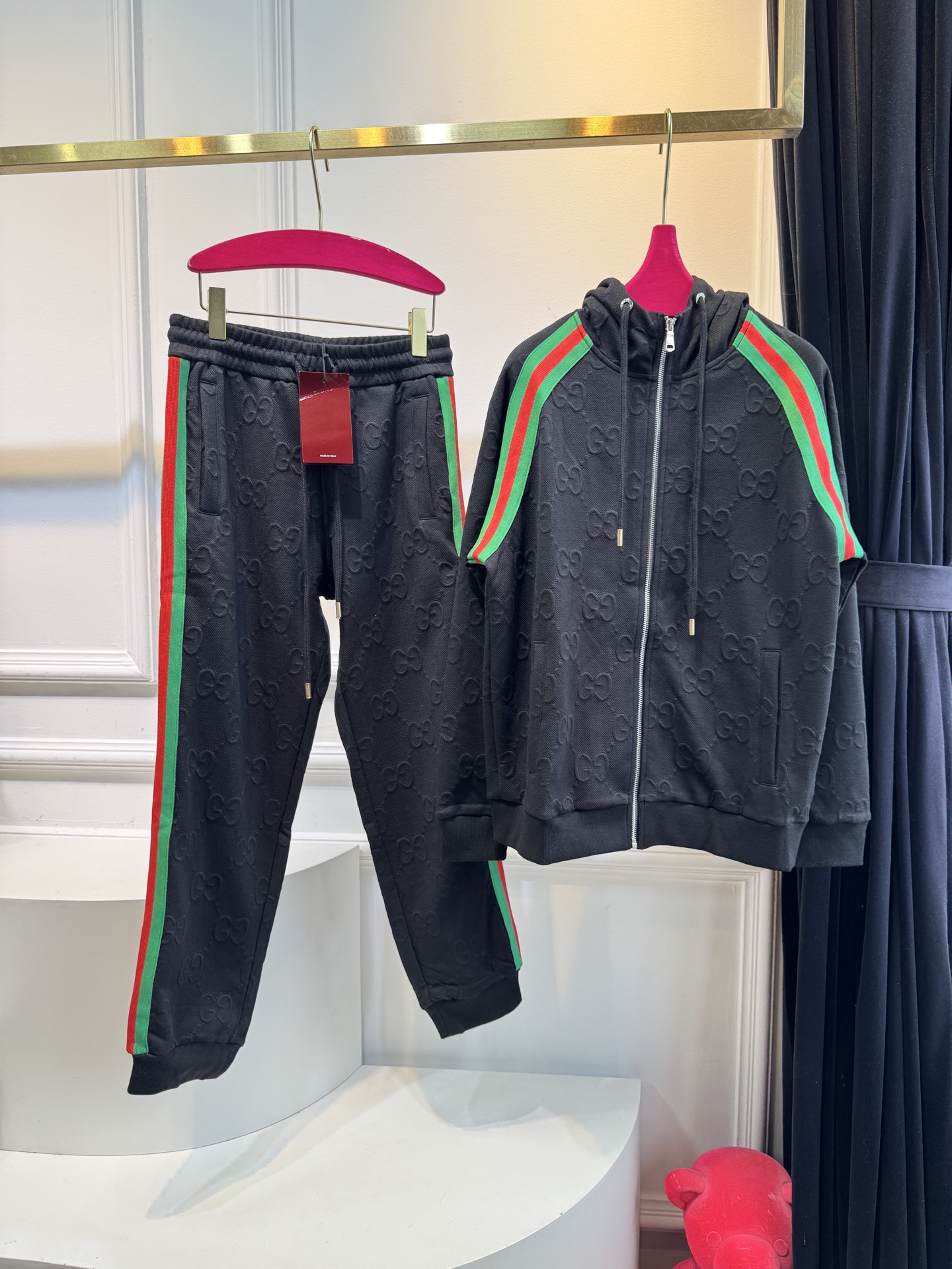 Gucc*连帽拉链外套➕束脚运动长裤套装从外观质感推测，衣服采用棉混纺的提花面料，具有一定柔软度与舒适度