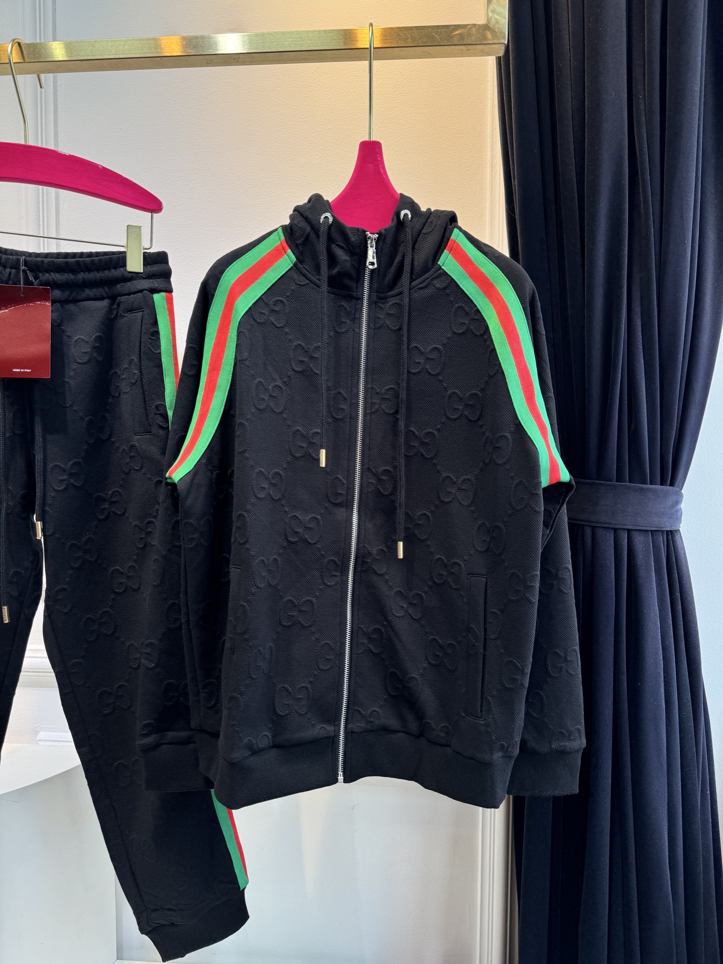 Gucc*连帽拉链外套➕束脚运动长裤套装从外观质感推测，衣服采用棉混纺的提花面料，具有一定柔软度与舒适度