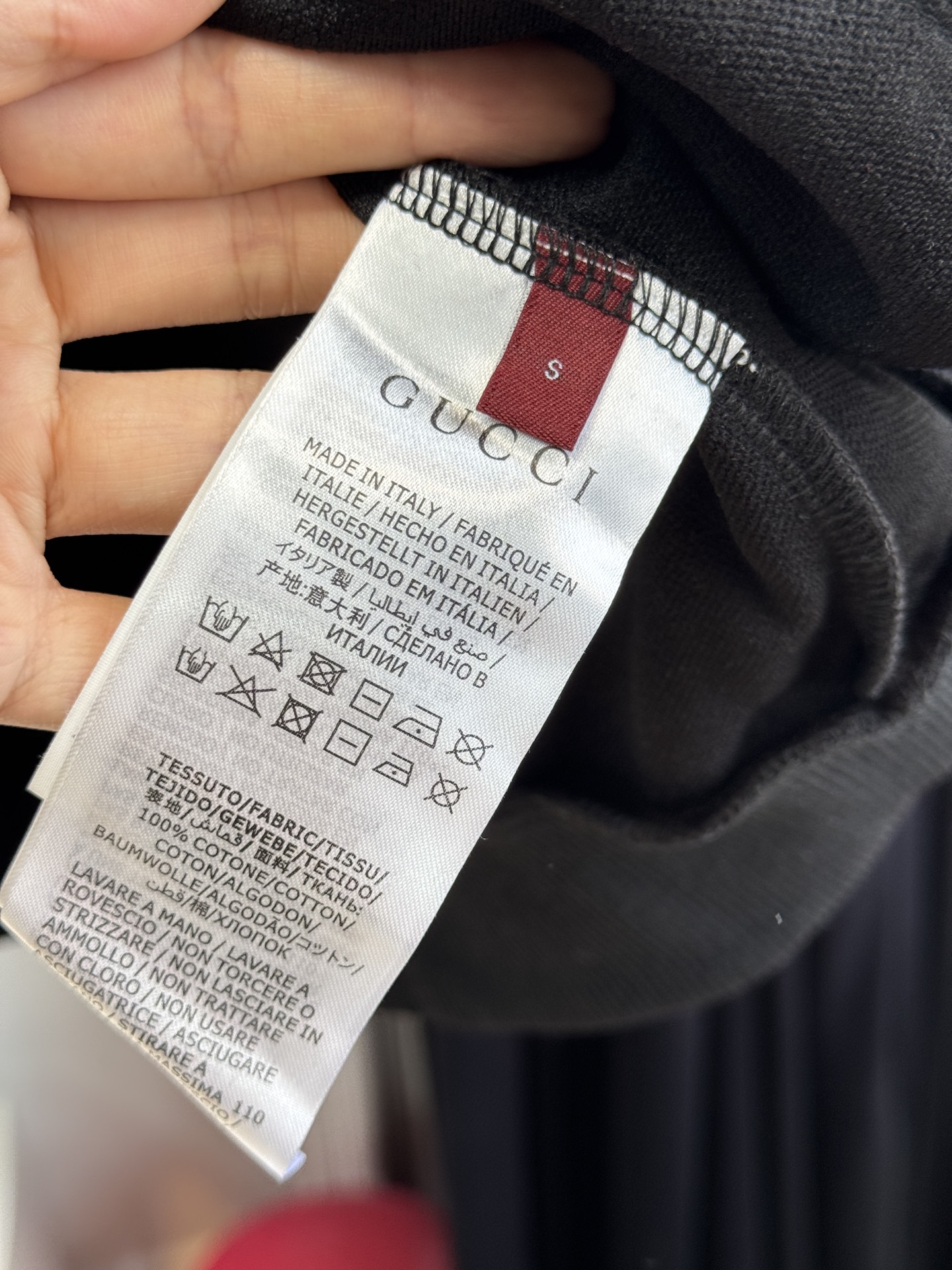 Gucc*连帽拉链外套➕束脚运动长裤套装从外观质感推测，衣服采用棉混纺的提花面料，具有一定柔软度与舒适度