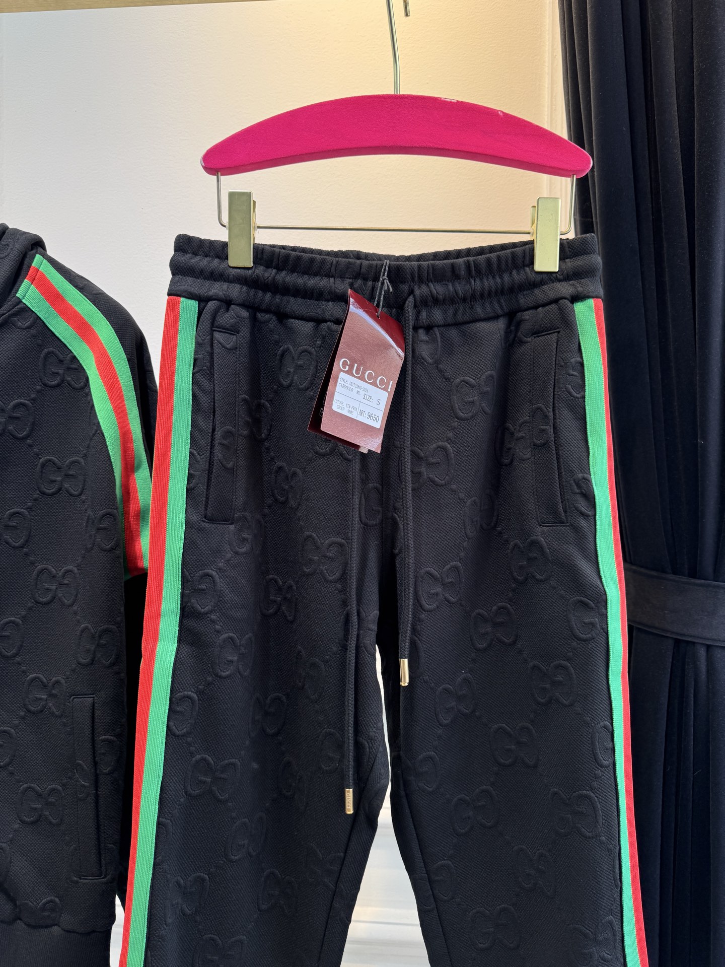 Gucc*连帽拉链外套➕束脚运动长裤套装从外观质感推测，衣服采用棉混纺的提花面料，具有一定柔软度与舒适度