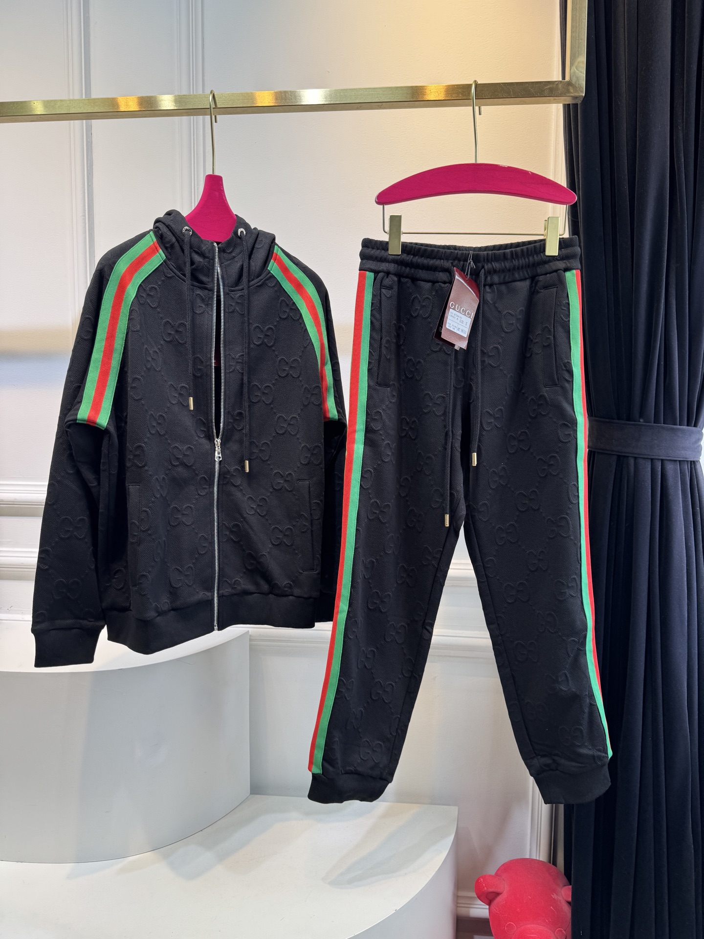 Gucc*连帽拉链外套➕束脚运动长裤套装从外观质感推测，衣服采用棉混纺的提花面料，具有一定柔软度与舒适度