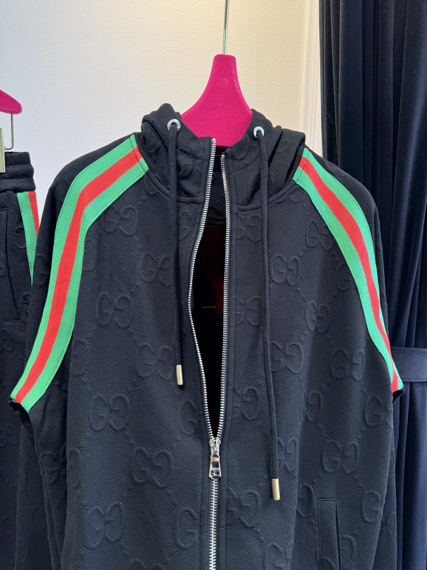 Gucc*连帽拉链外套➕束脚运动长裤套装从外观质感推测，衣服采用棉混纺的提花面料，具有一定柔软度与舒适度